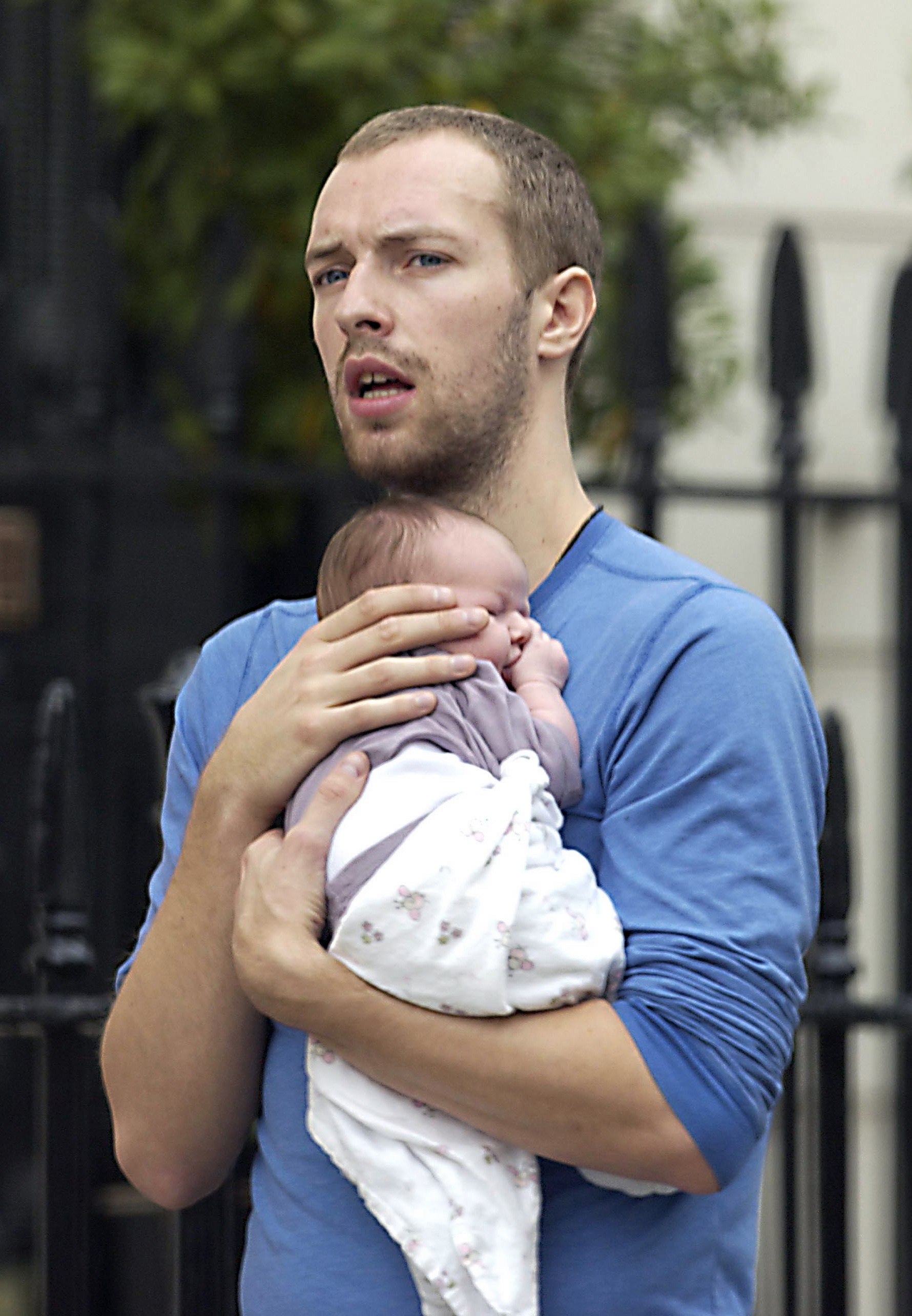 Chris Martins avec son bébé Apple le 25 mai 2004 | Source : Getty Images