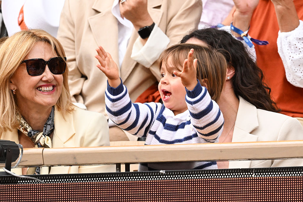 PARIS, FRANCE - 25 MAI : Ana María Parera, Xisca Perello, Rafael Nadal Junior lors de la cérémonie de présentation rendant hommage à la carrière de Rafael Nadal lors de la première journée des Internationaux de France 2025 à Roland Garros le 25 mai 2025 à Paris, France. (Photo par Stephane Cardinale - Corbis/Corbis via Getty Images)