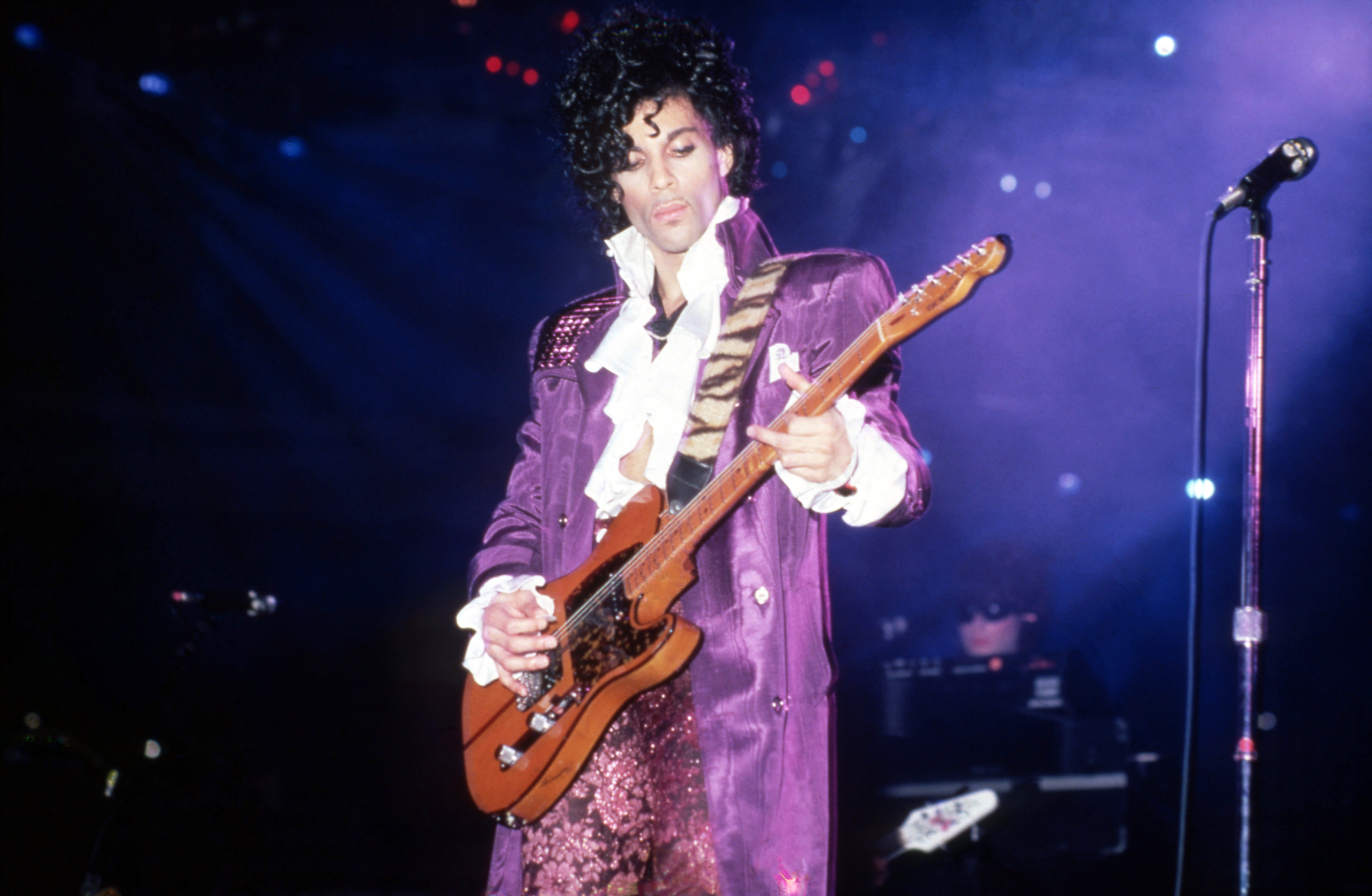 Prince se produit pendant la tournée "Purple Rain" le 4 novembre 1984 à Detroit, Michigan | Source : Getty Images