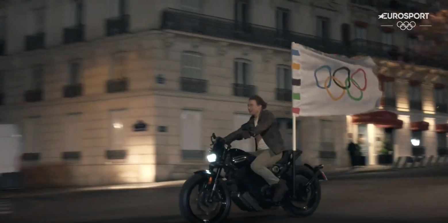 Tom Cruise partant avec le drapeau olympique, posté le 12 août 2024 | Source : YouTube/Eurosport