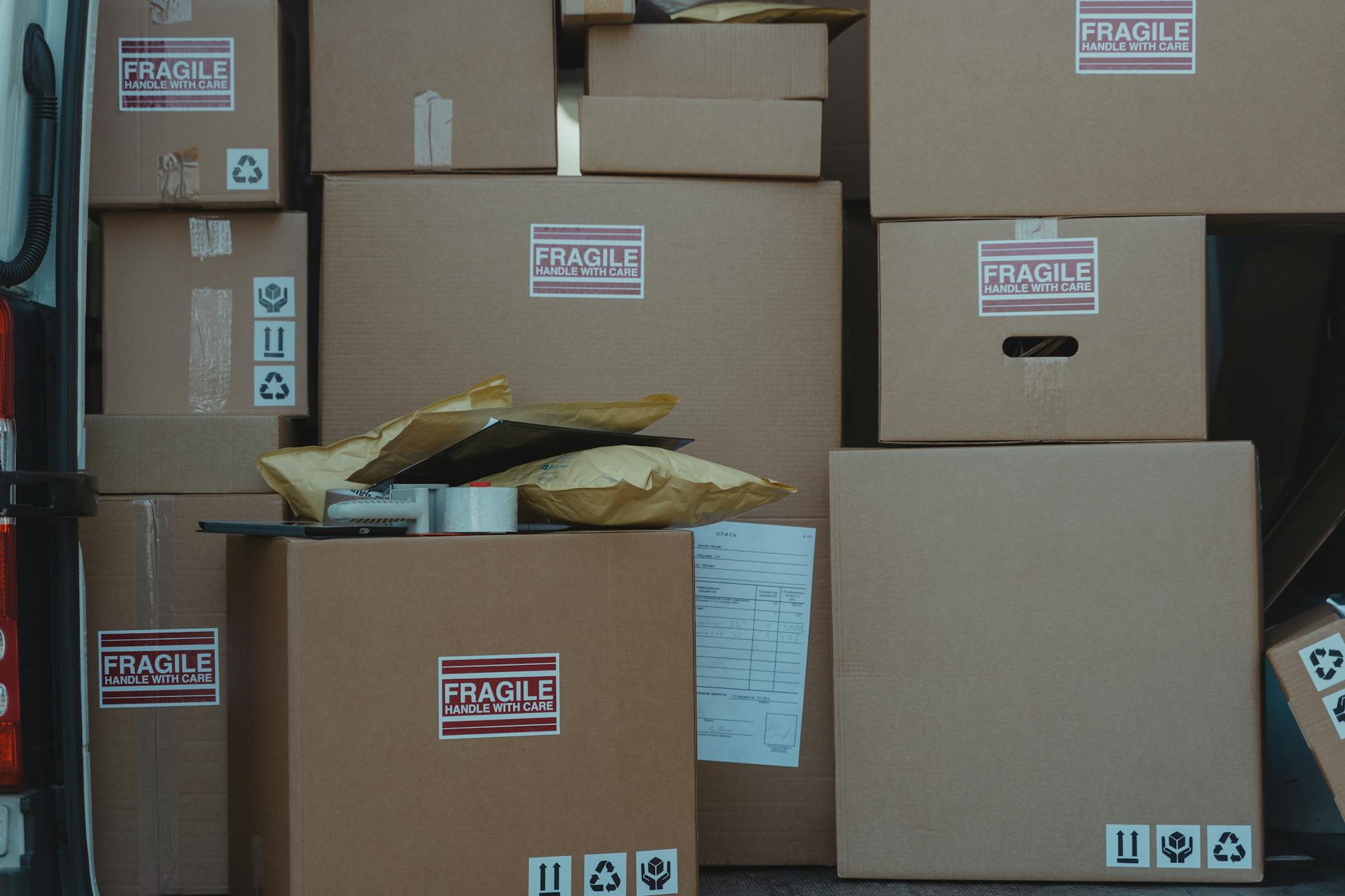 Une pile de boîtes en carton | Source : Pexels