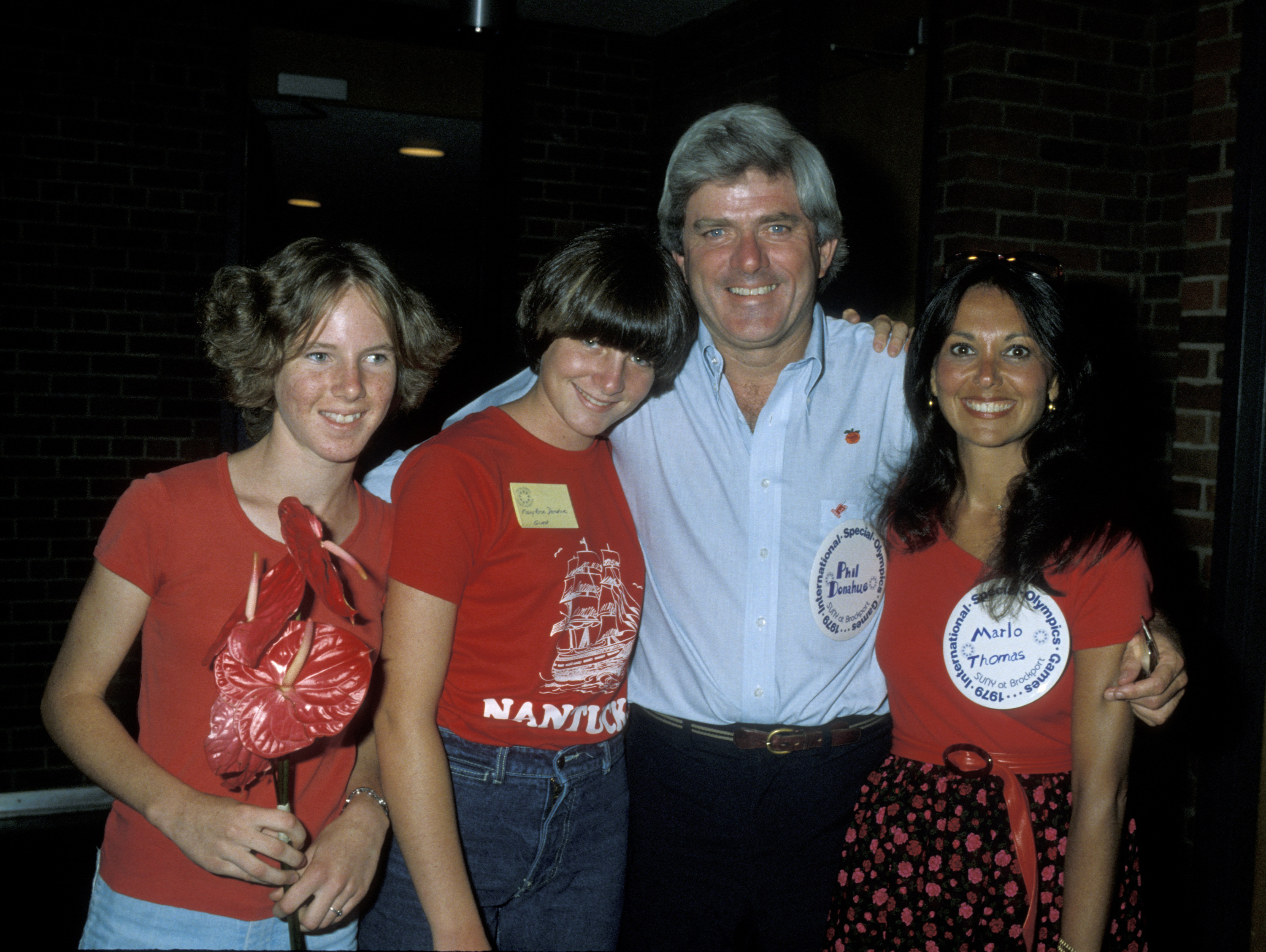 Mary Rose Donahue, Phil Donahue, Marlo Thomas et un ami aux Jeux olympiques spéciaux internationaux d'été de 1979 | Source : Getty Images