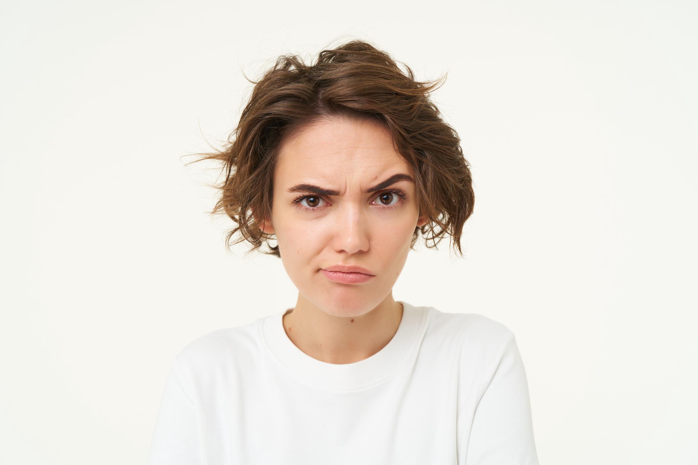 Une femme qui fronce les sourcils | Source : Freepik