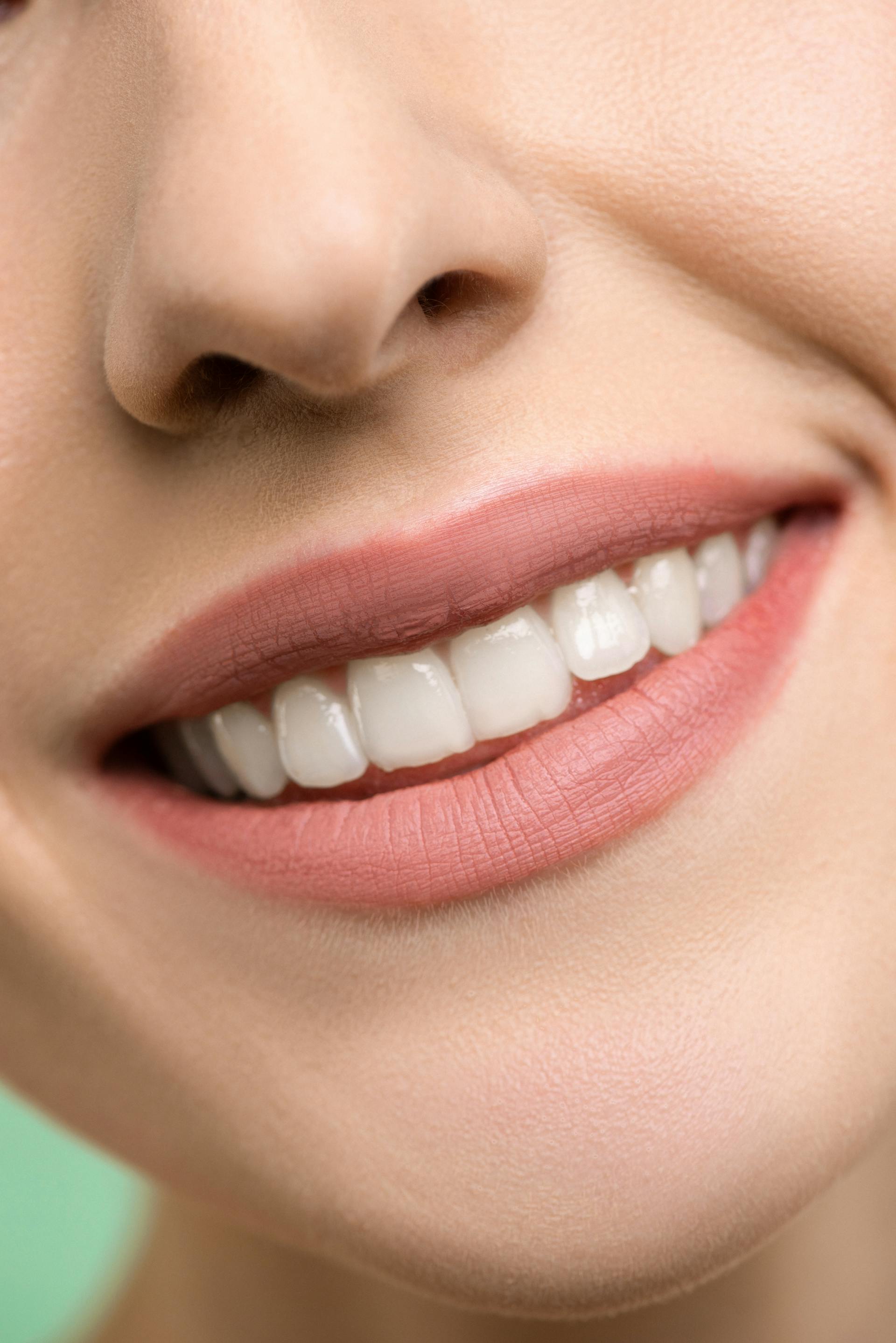 Une femme au sourire satisfait | Source : Pexels
