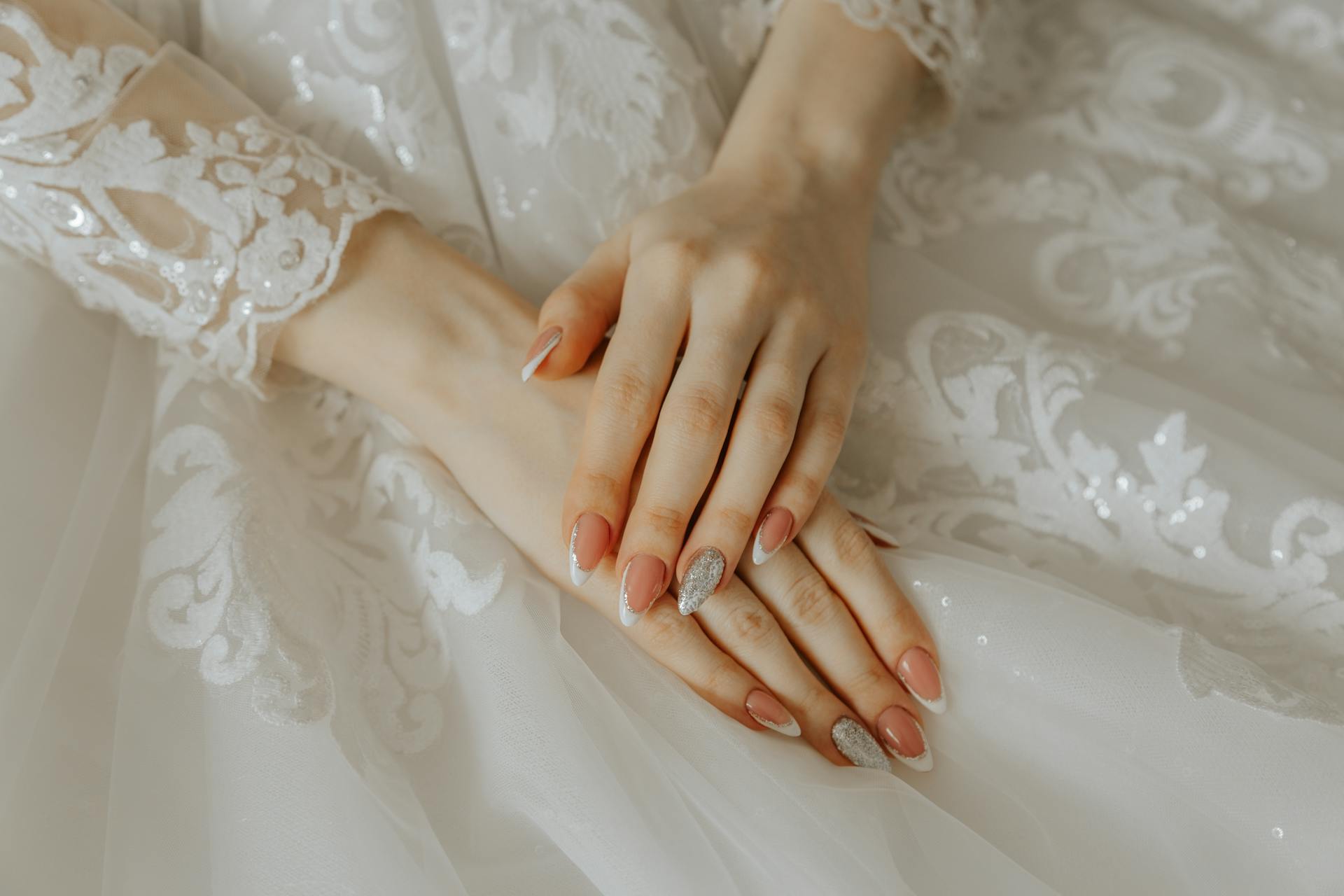 un gros plan des mains de la mariée | Source : Pexels