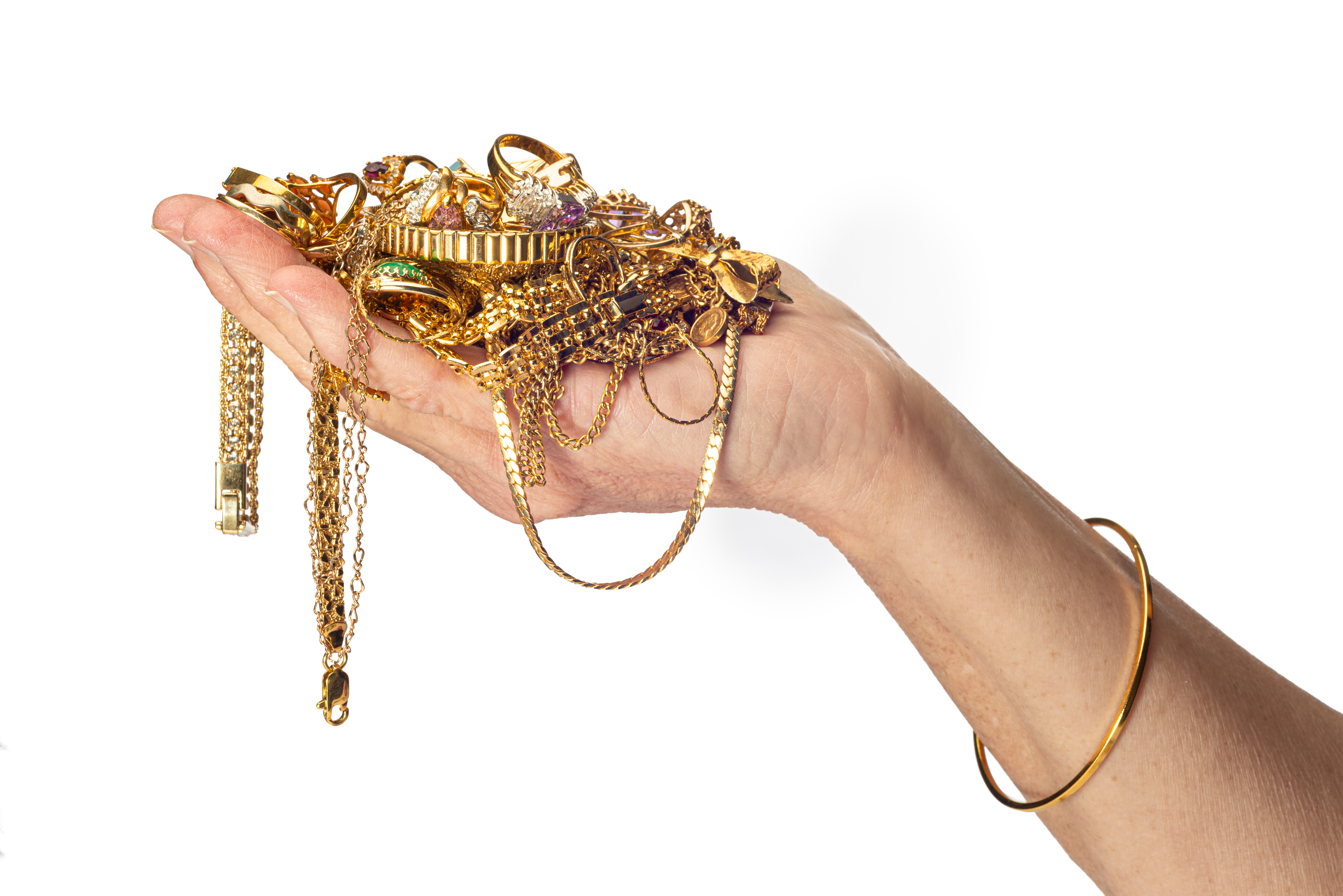 Une main tenant un bijou en or | Source : Shutterstock