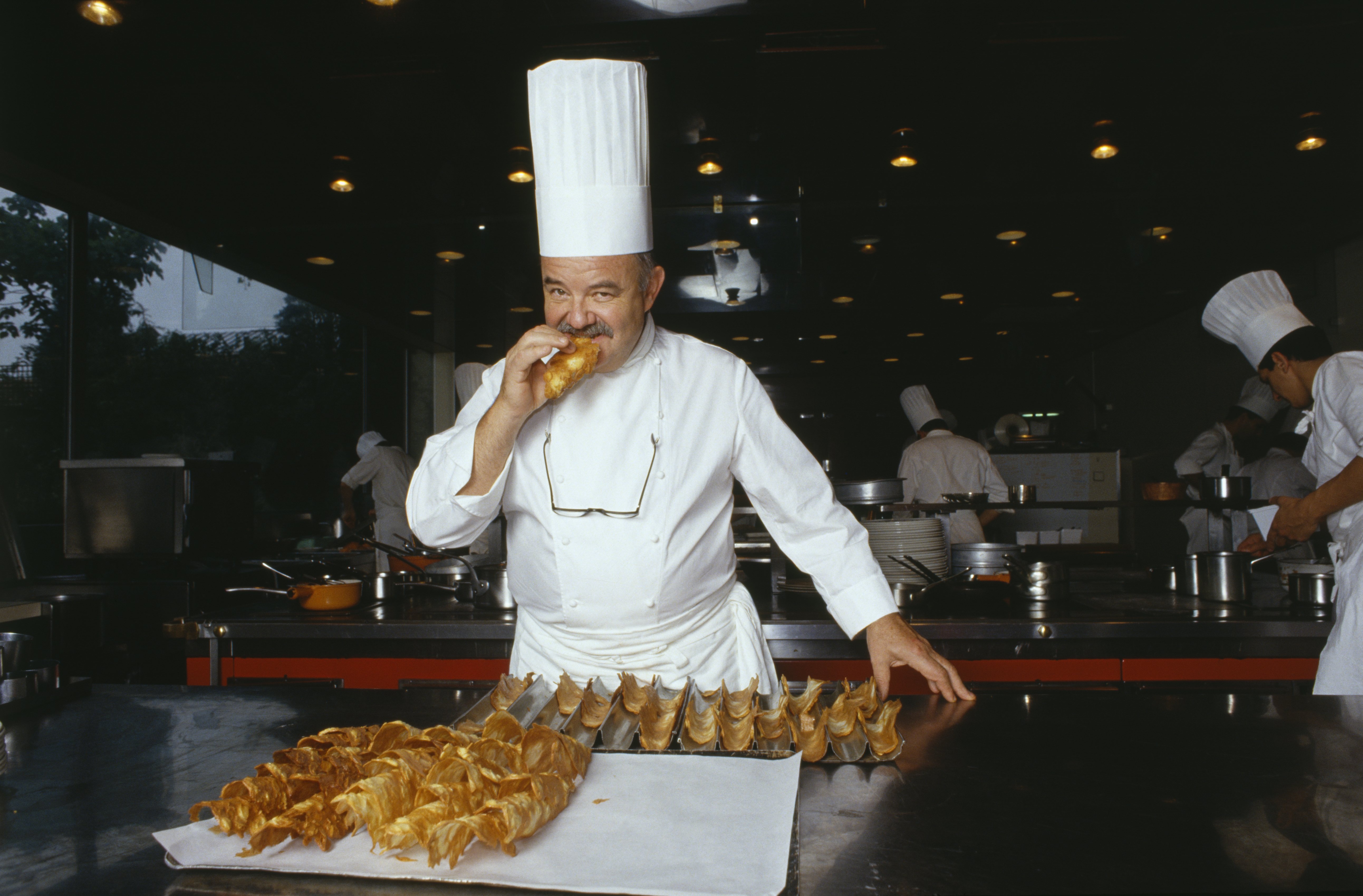 Le chef Pierre Troisgros teste des biscuits dans son restaurant "Troisgros" à Roanne qui s'est vu décerner 3 étoiles Michelin depuis 1968. | Photo : Getty Images
