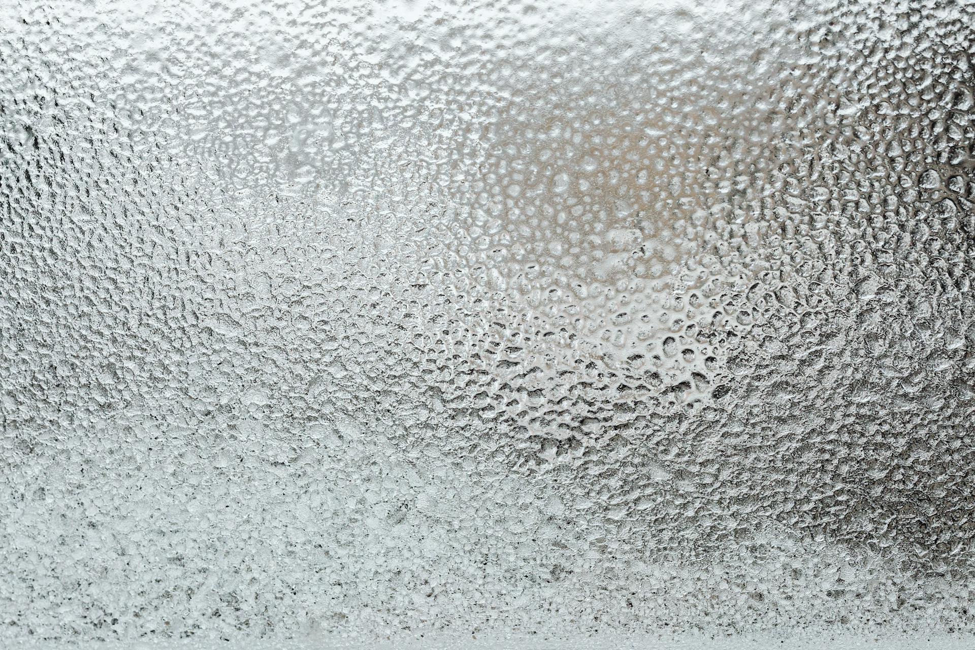 Une surface en verre dépoli | Source : Pexels