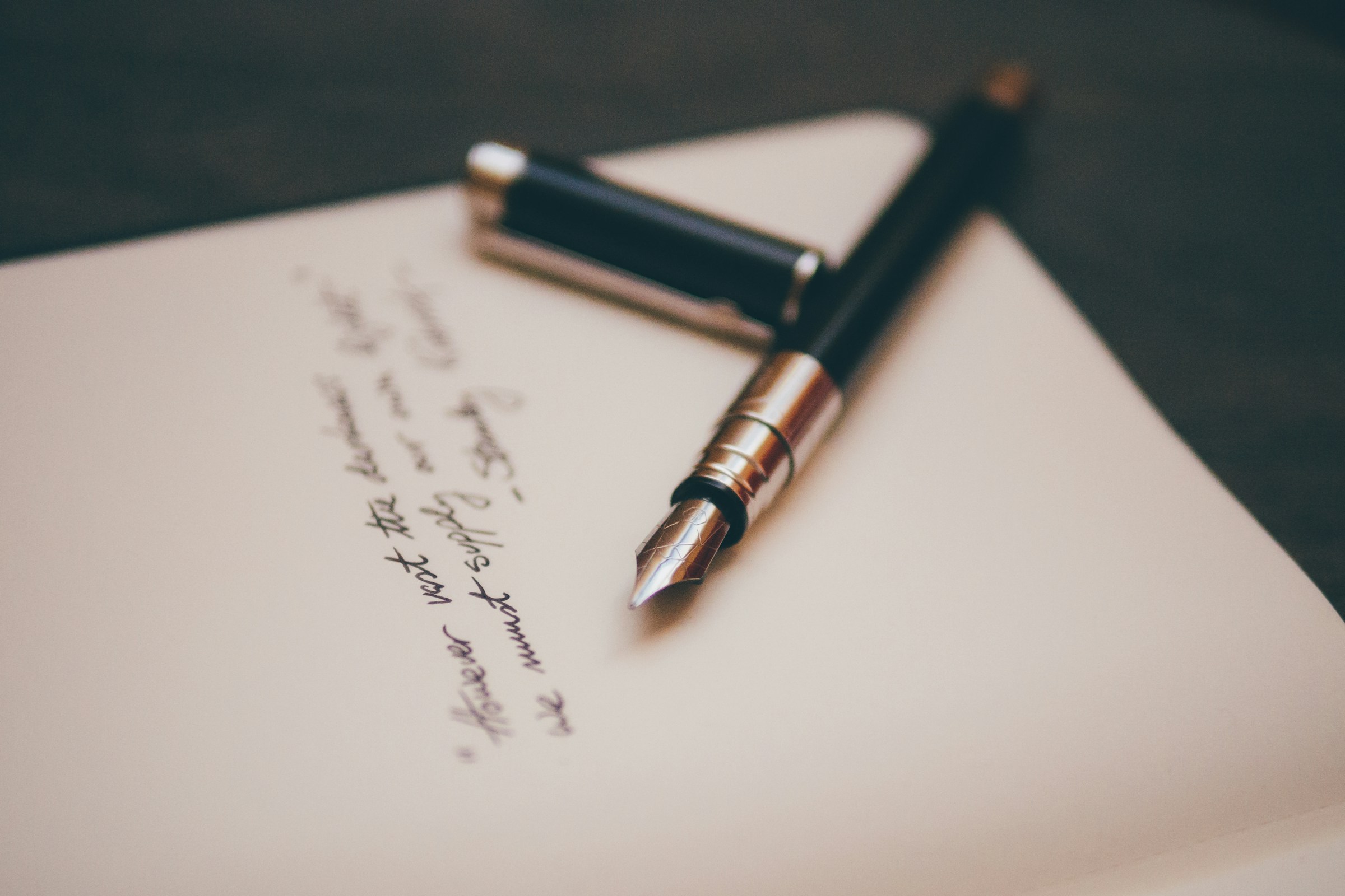 Lettre écrite à la main avec un stylo plume | Source : Unsplash