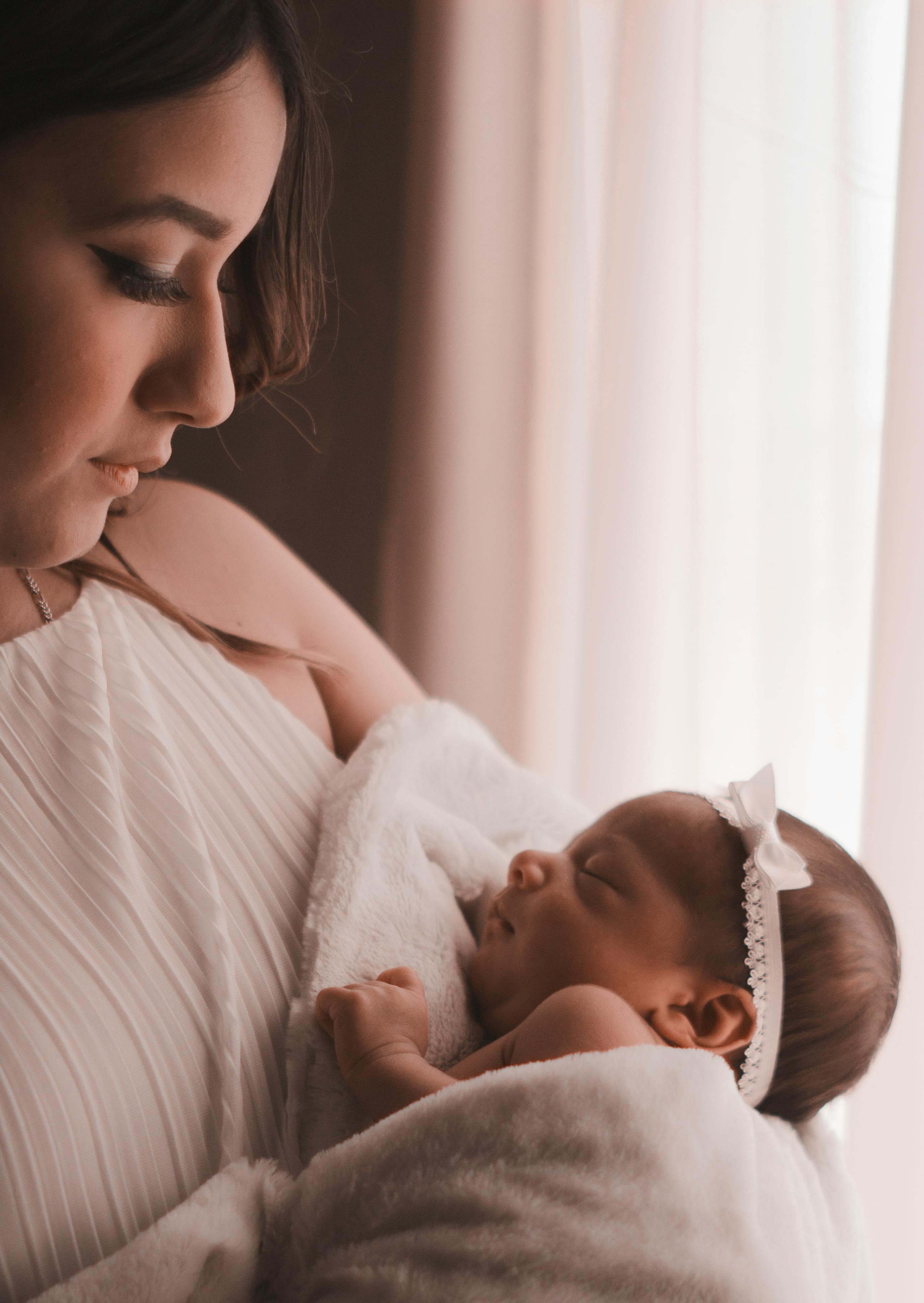 Une mère tenant son bébé | Source : Pexels