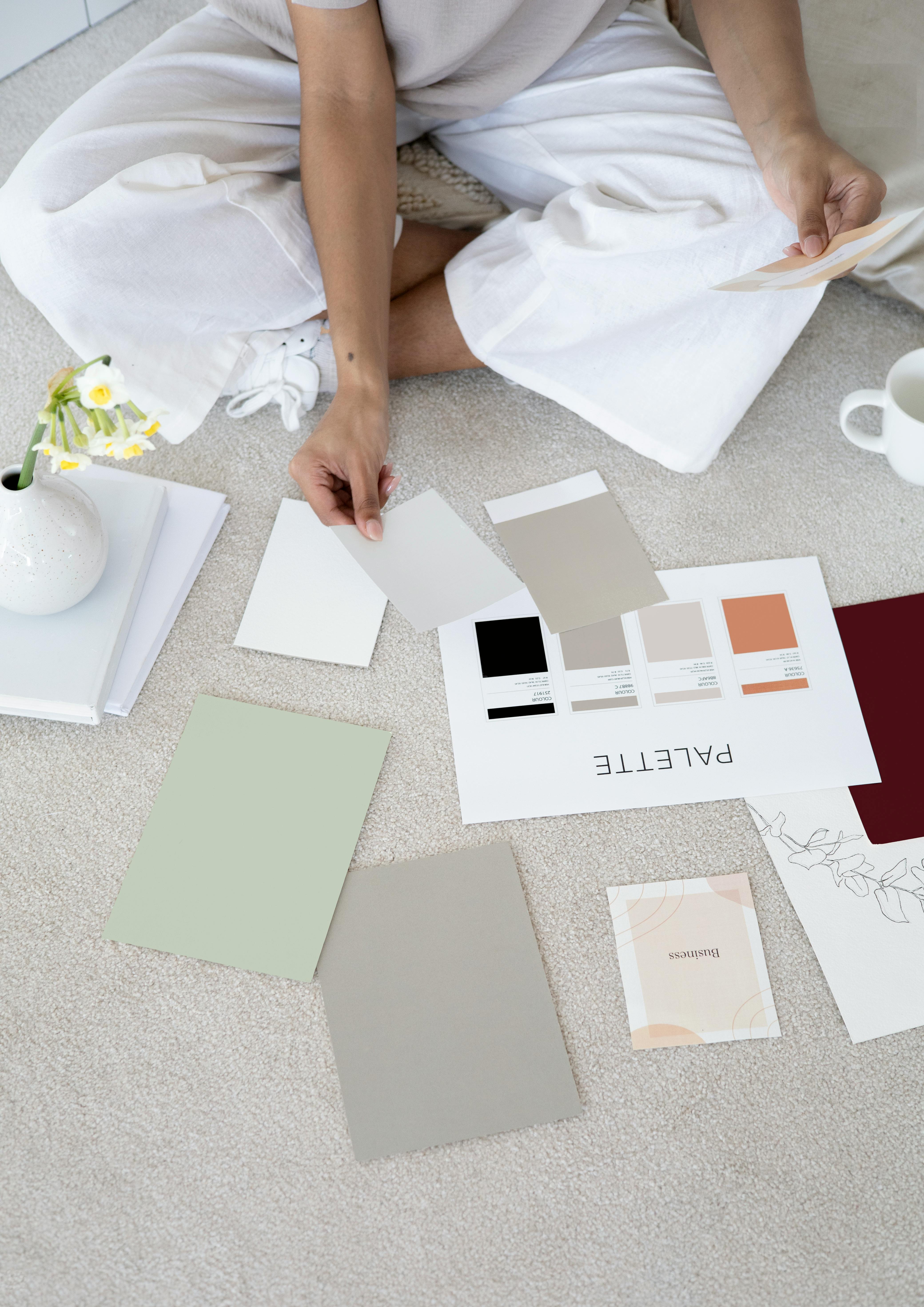 Une personne tenant des cartes | Source : Pexels