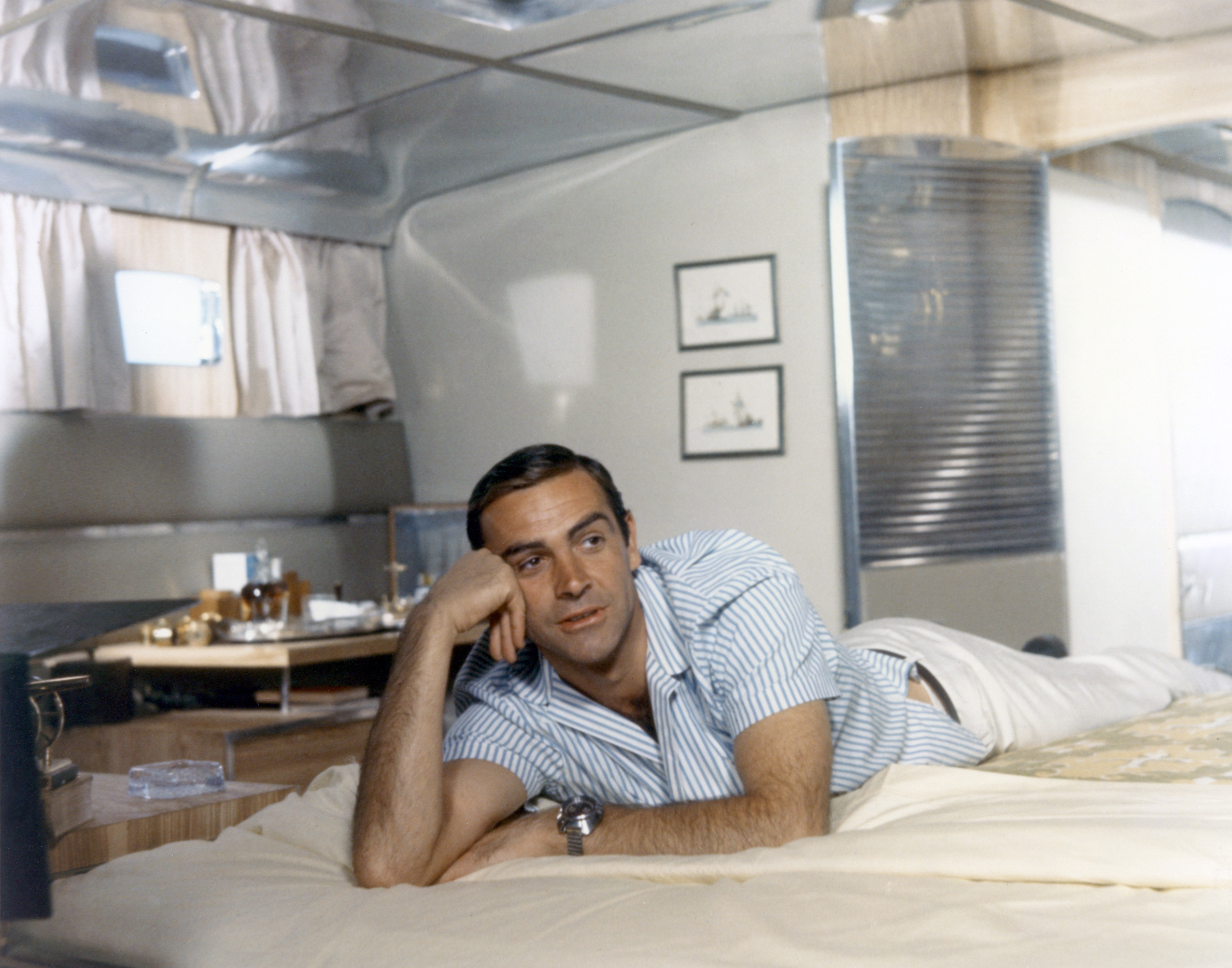 Sean Connery sur le plateau de tournage du film "Opération Tonnerre", vers 1965. | Source : Getty Images