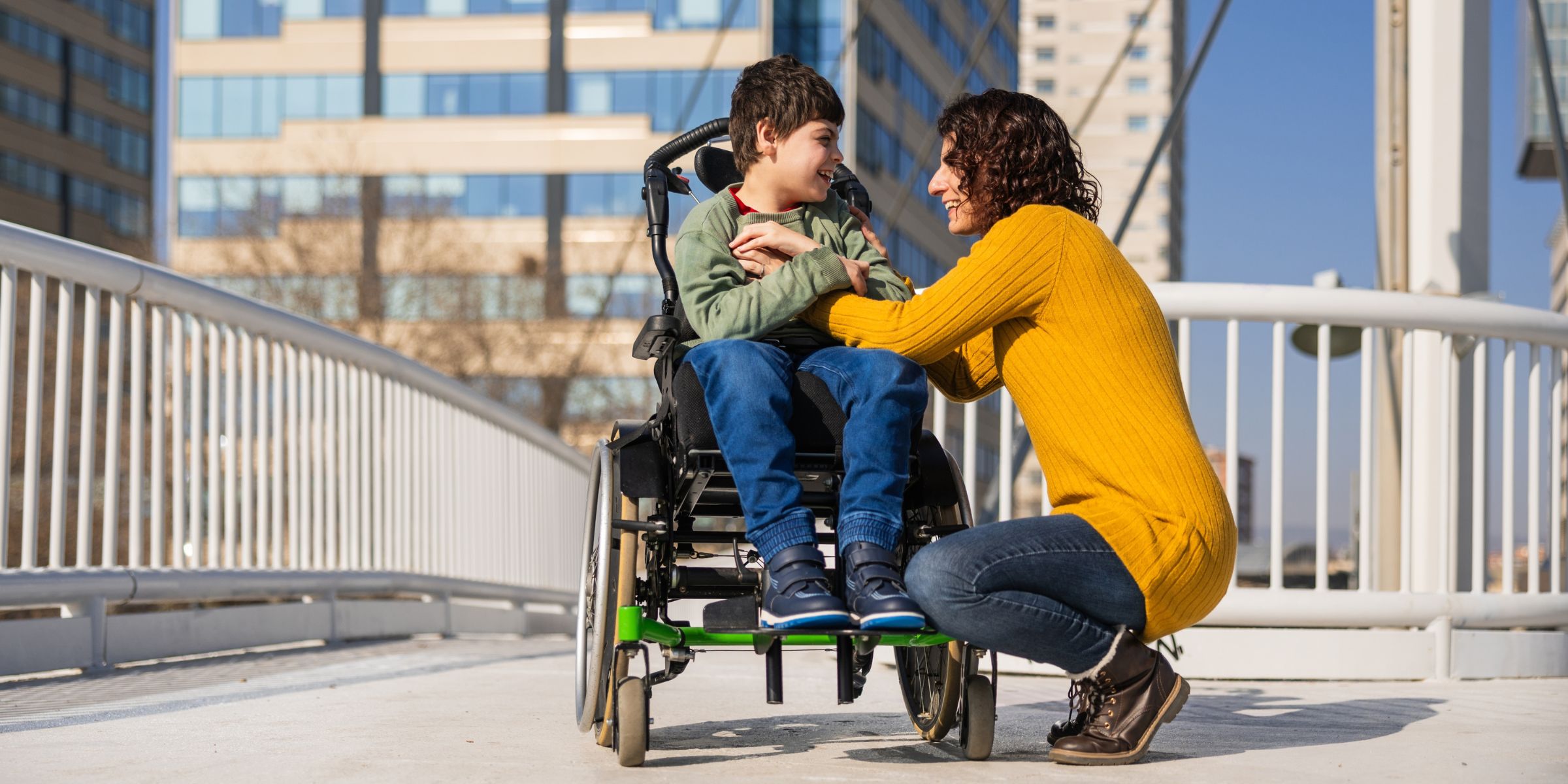 Une femme assise à côté de son fils en fauteuil roulant | Source : Shutterstock