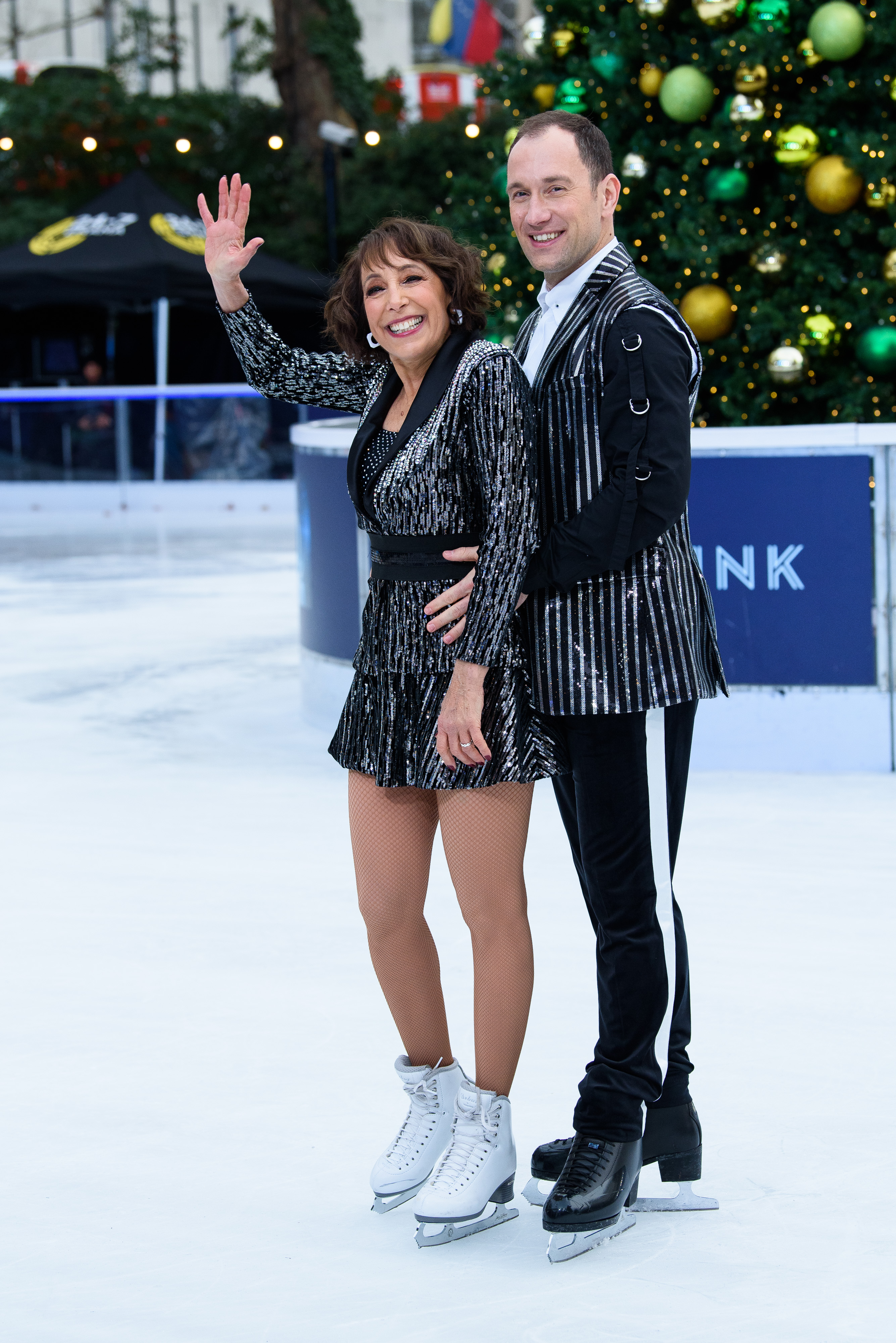 Didi Conn et Lukasz Rozycki lors d'un photocall pour "Dancing On Ice" à la patinoire du musée d'histoire naturelle le 18 décembre 2018 à Londres, en Angleterre. | Source : Getty Images