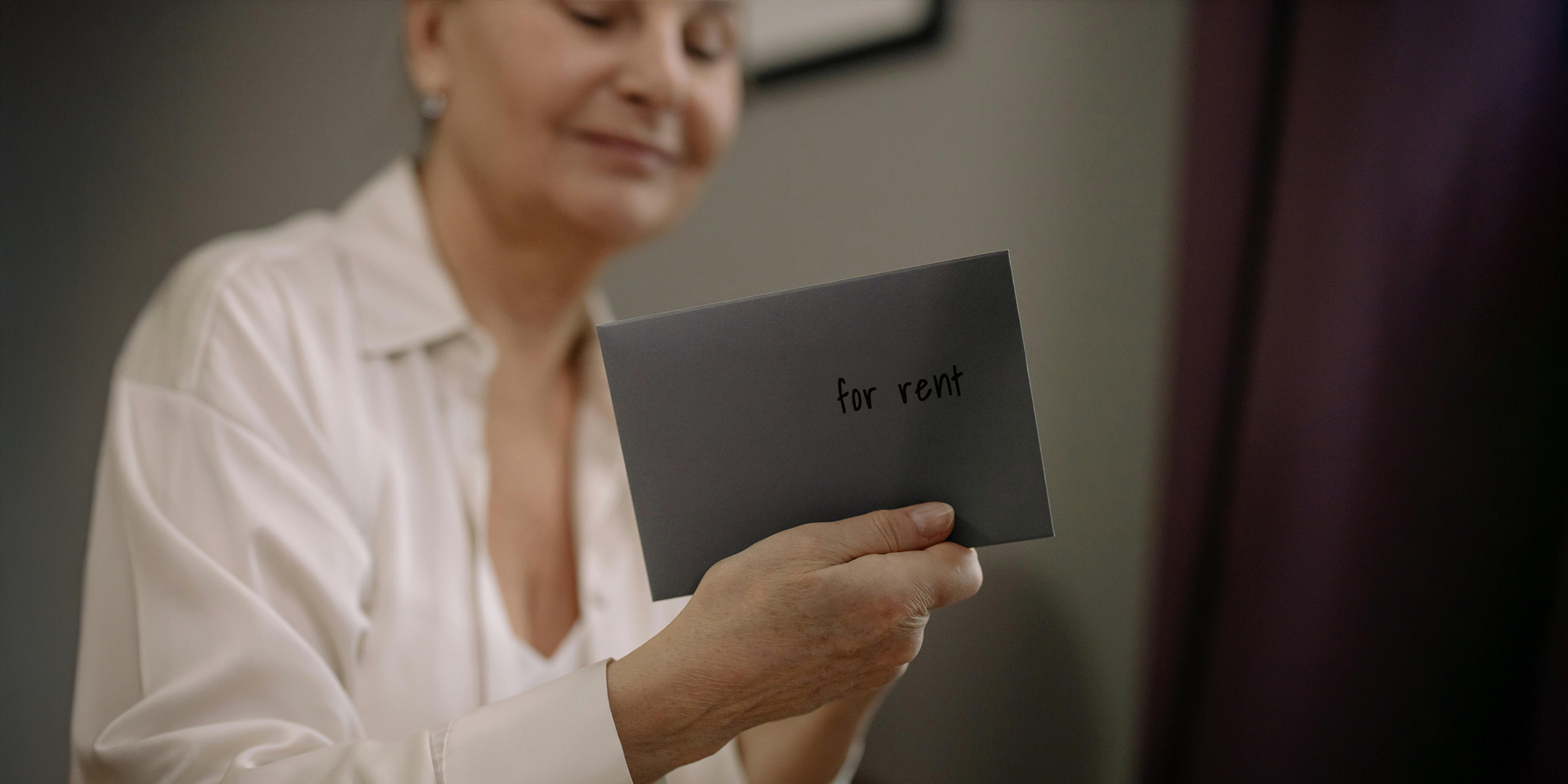 Femme tenant une enveloppe dans ses mains | Source : Pexels