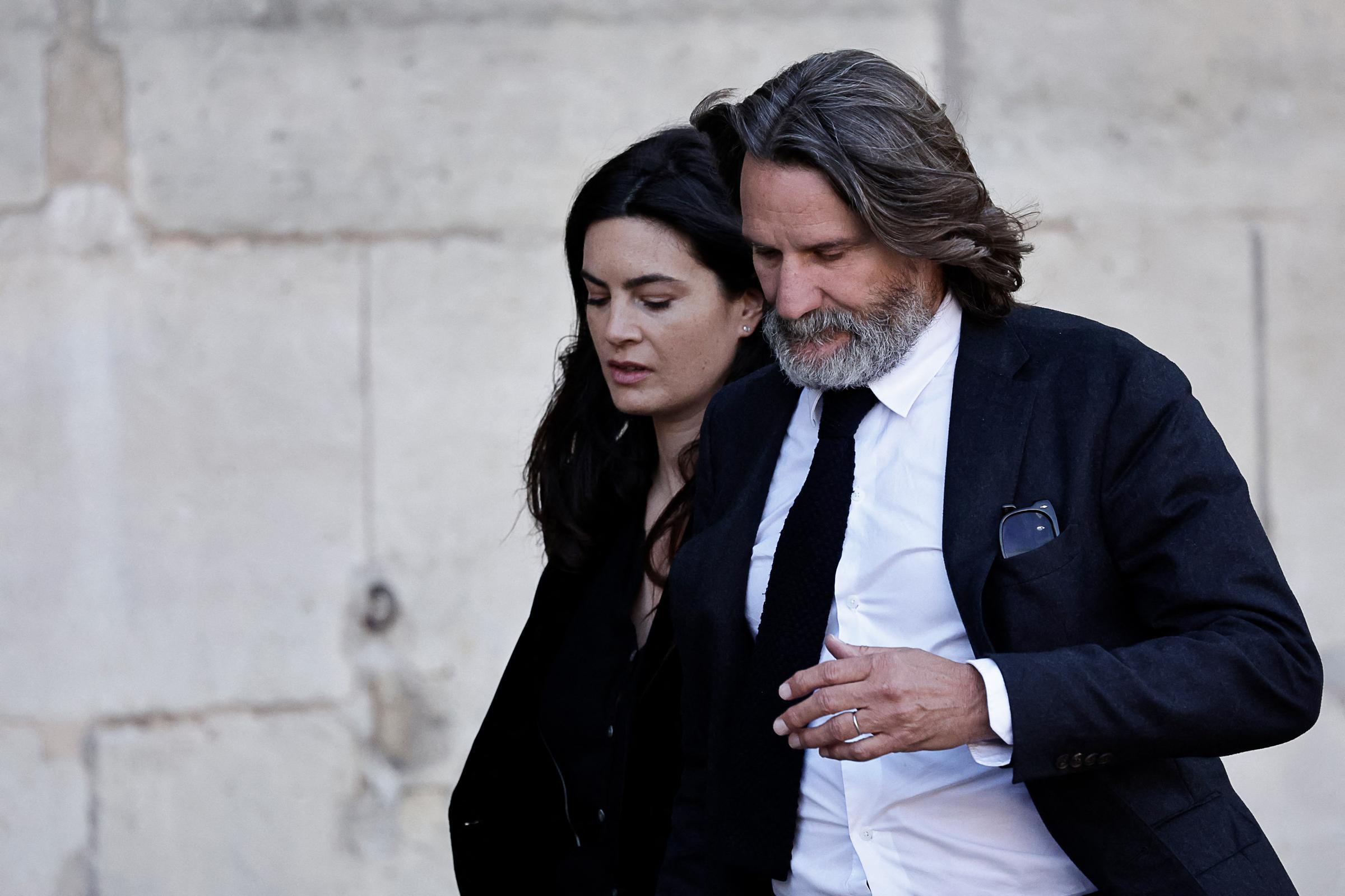 L'écrivain et éditeur français Frédéric Beigbeder (à droite) arrive pour assister aux funérailles de l'actrice française Nathalie Baye à l'église Saint-Sulpice à Paris, le 24 avril 2026. La star de cinéma française Nathalie Baye est décédée à Paris le 17 avril 2026, à l'âge de 77 ans I Source : Getty Images