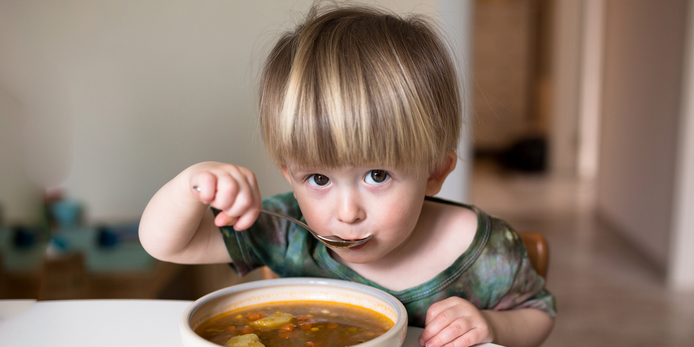 Un petit garçon qui mange de la soupe | Source : Shutterstock