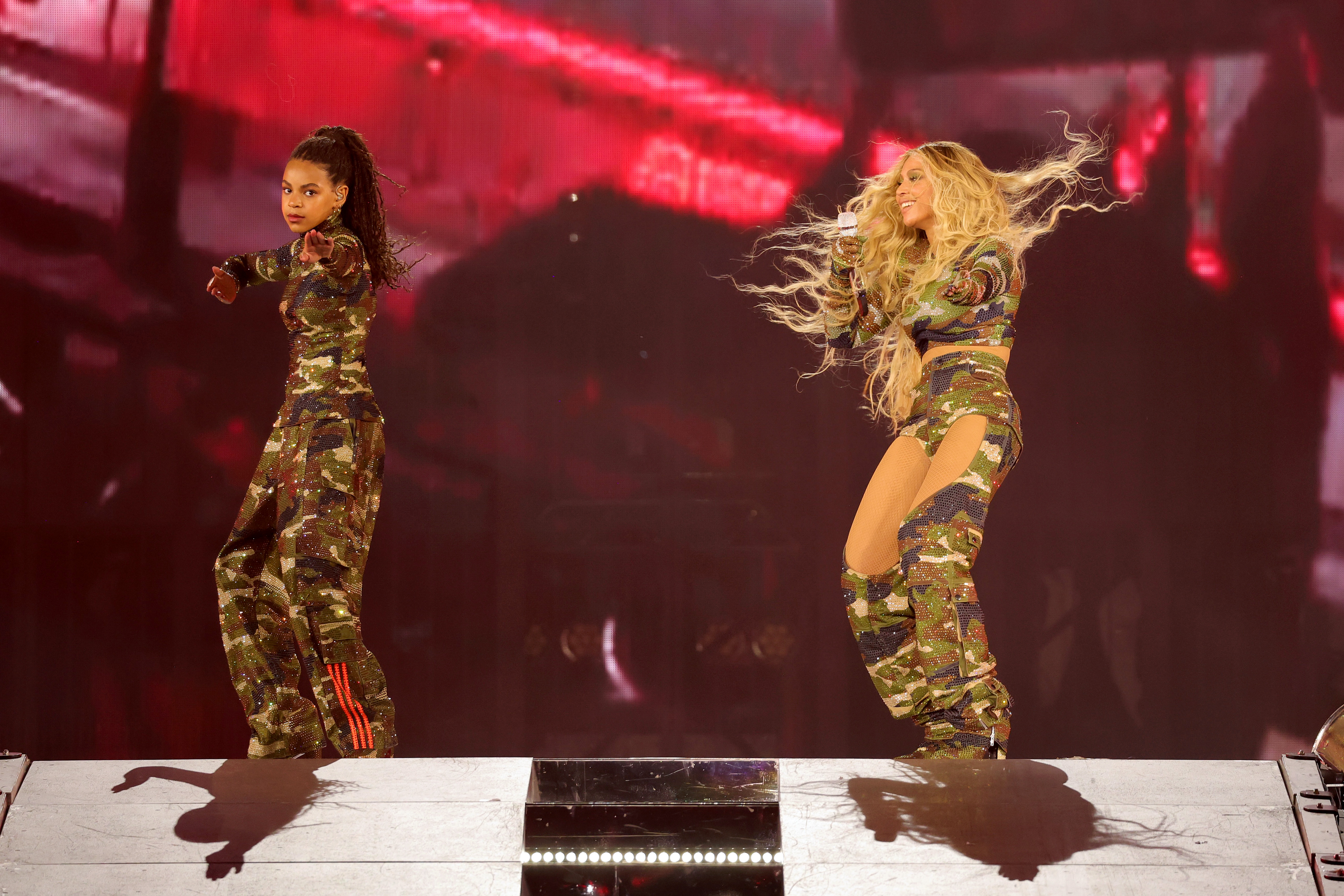Blue Ive Carter et Beyoncé se produisent sur scène lors du "Renaissance World Tour" le 11 août 2023 à Atlanta, Géorgie | Source : Getty Images