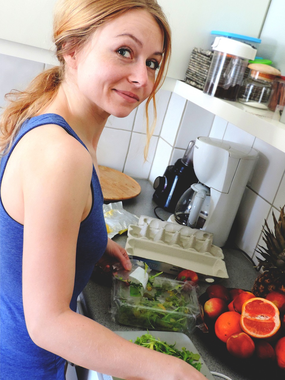Femme souriant dans la cuisine | Source : Pixabay