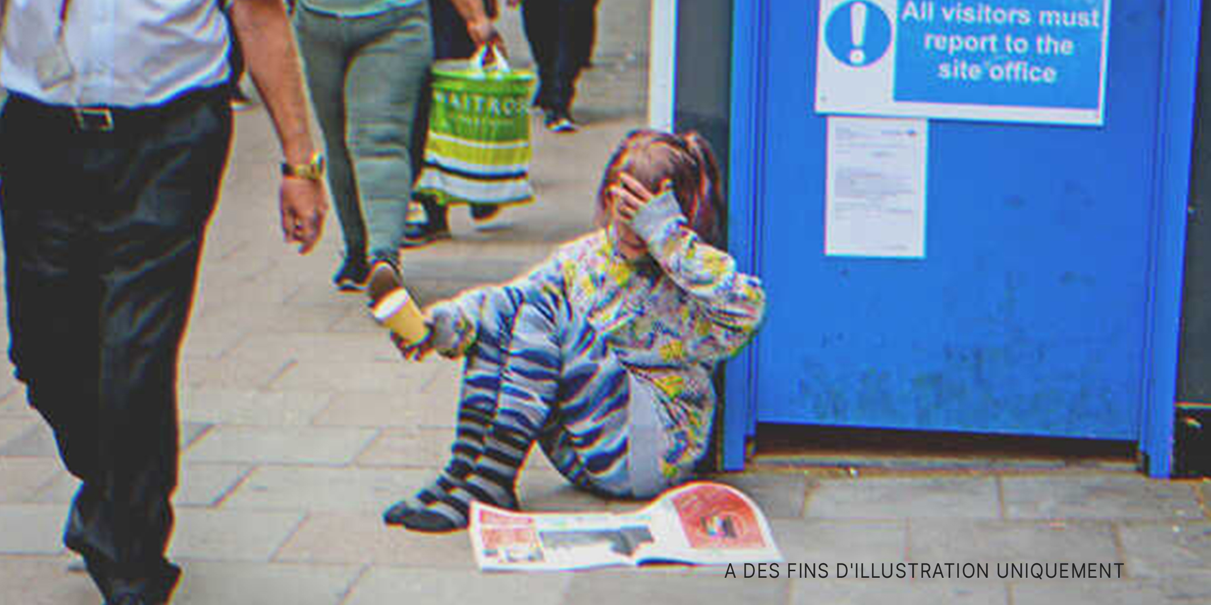 Une petite fille mendiant dans la rue. | Source : Shutterstock