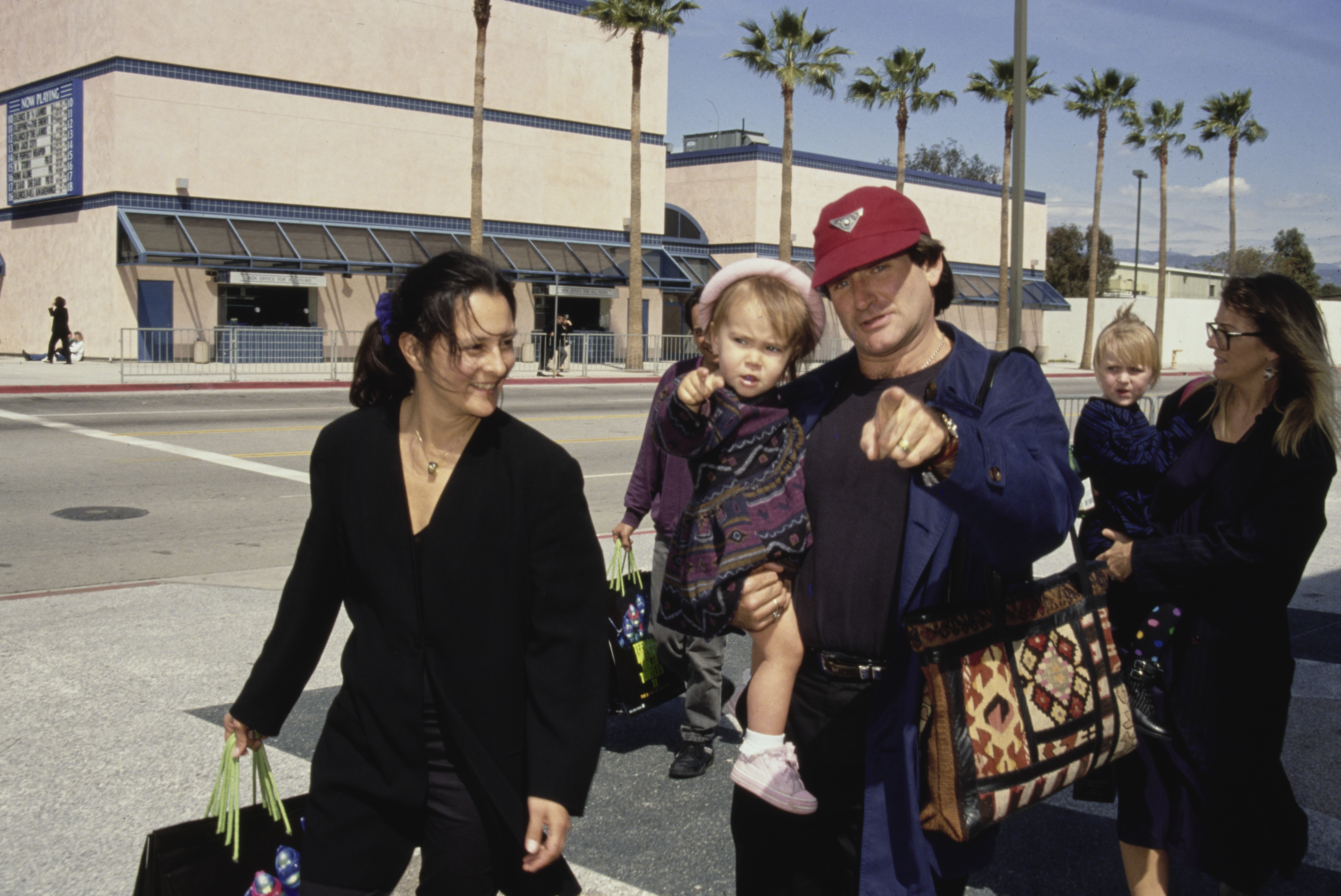 Marsha Garces, Robin Williams et leur fille Zelda à la première de "Les Tortues Ninja 2 : Les héros sont de retour" au Cineplex Odeon Universal City Cinemas à Universal City, Californie, le 17 mars 1991. | Source : Getty Image