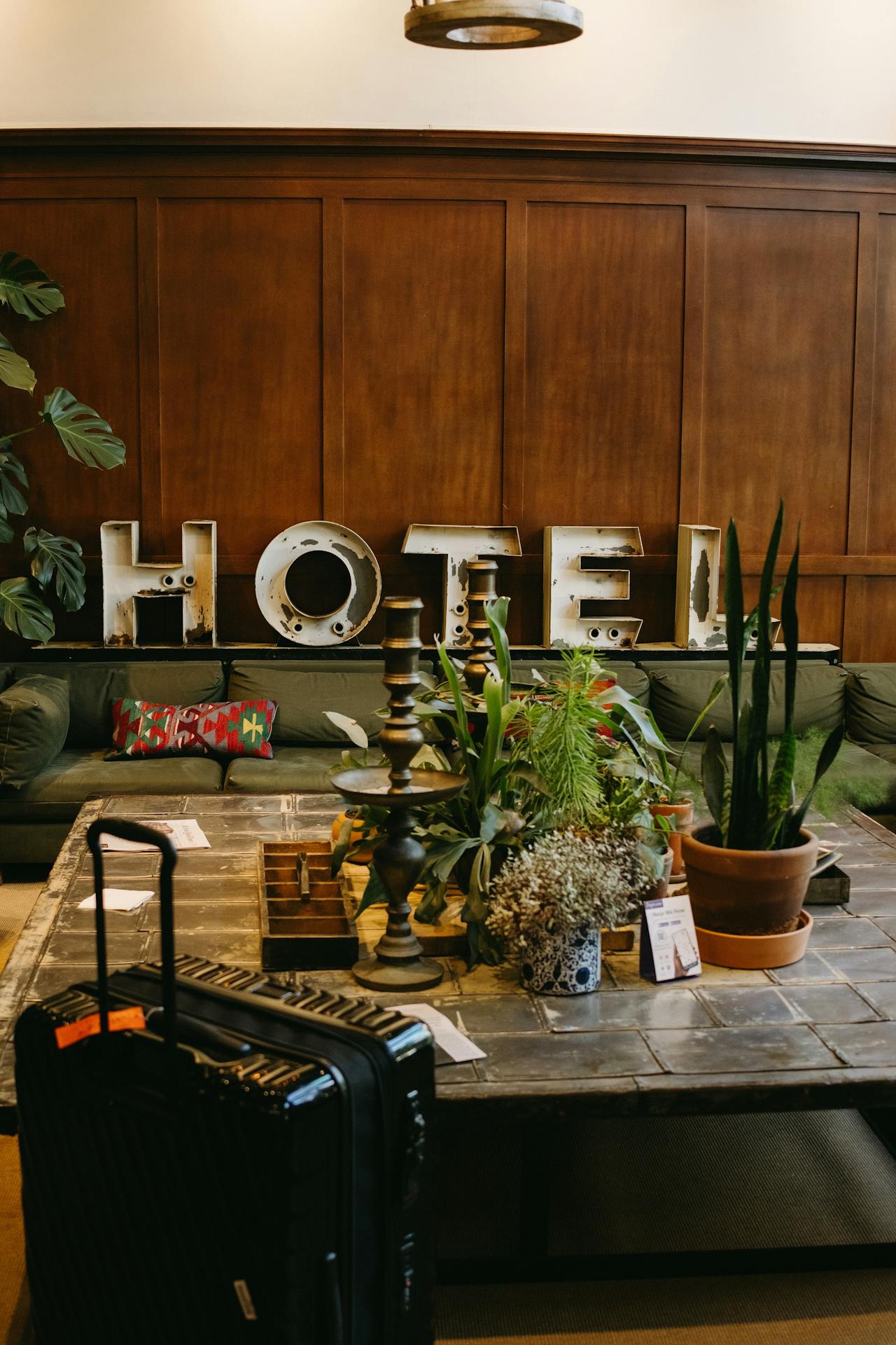 Des valises dans le hall d'un hôtel | Source : Pexels