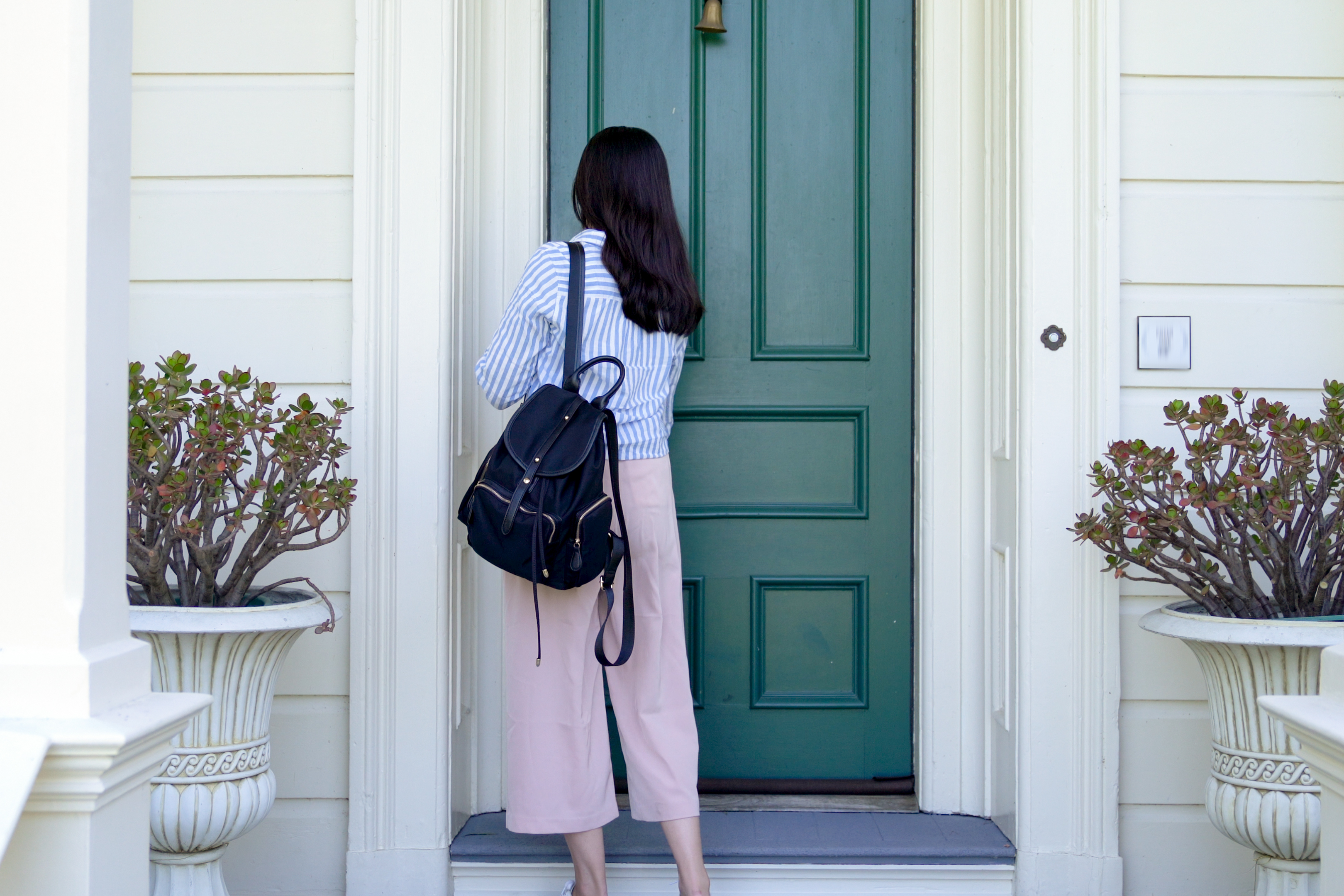 Une étudiante transportant un sac à dos pour rentrer chez elle | Source : Shutterstock