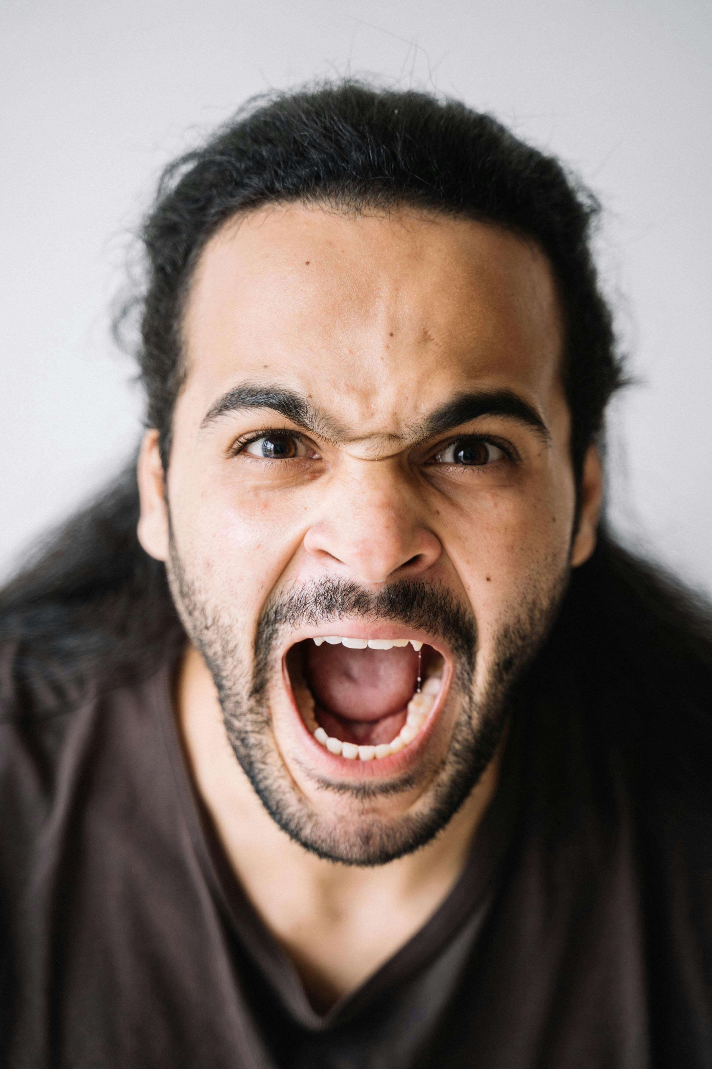 Un homme en colère qui crie | Source : Pexels