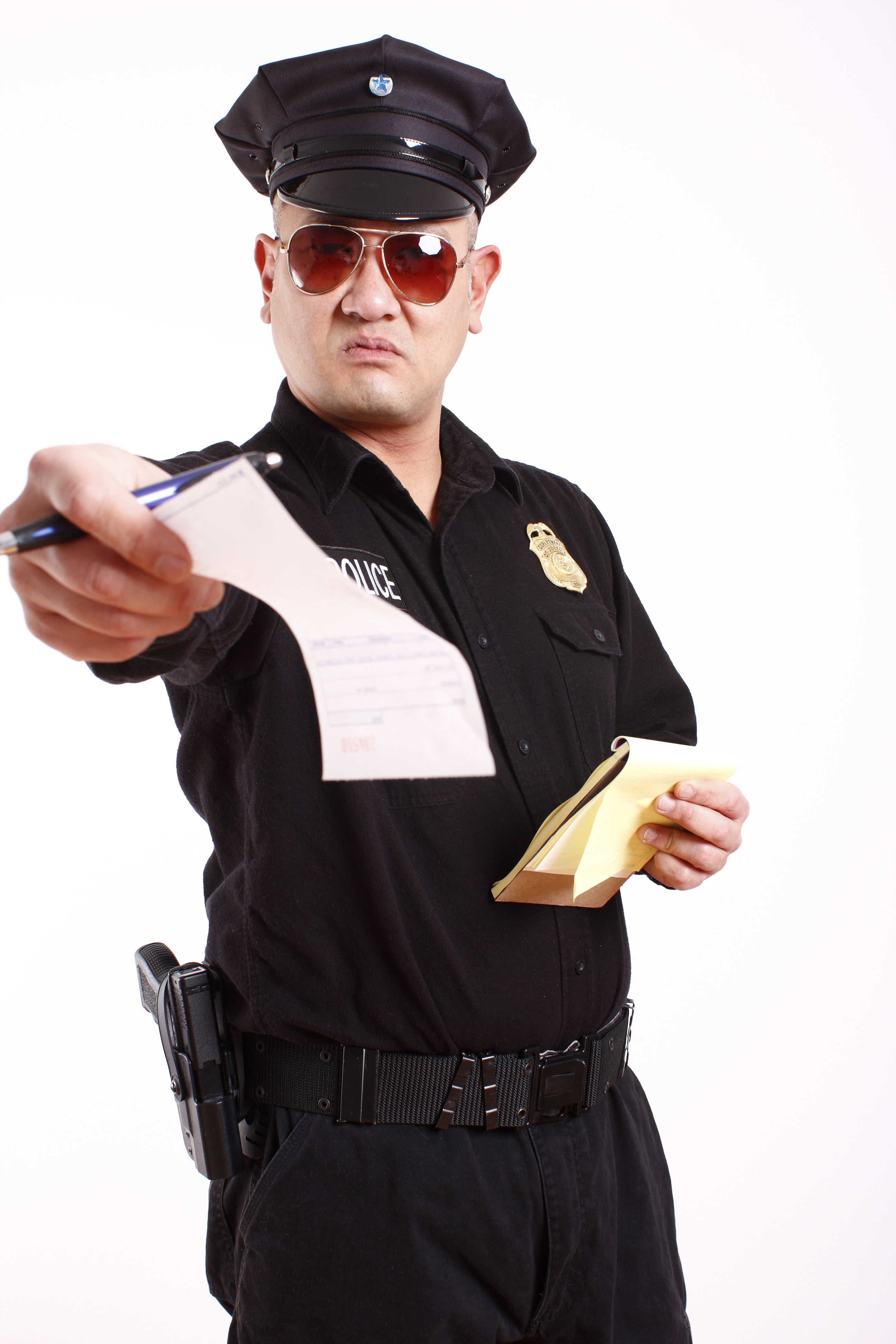 Un agent de police avec une contravention. | Source : Shutterstock