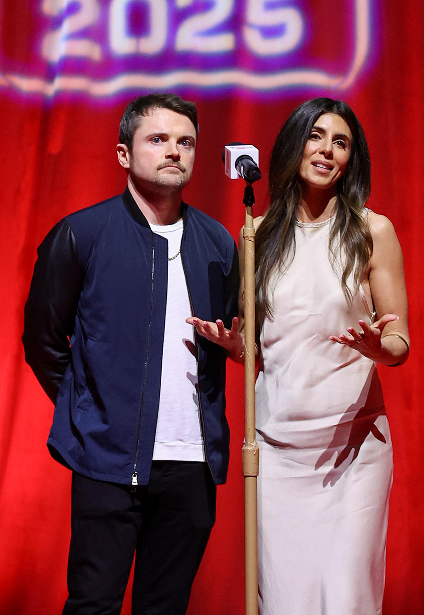 Robert Iler vient tout juste de reprendre le chemin des plateaux après une longue pause loin du monde du cinéma. Sur cette photo, on le voit discuter sur scène avec Jamie-Lynn Sigler pendant le
