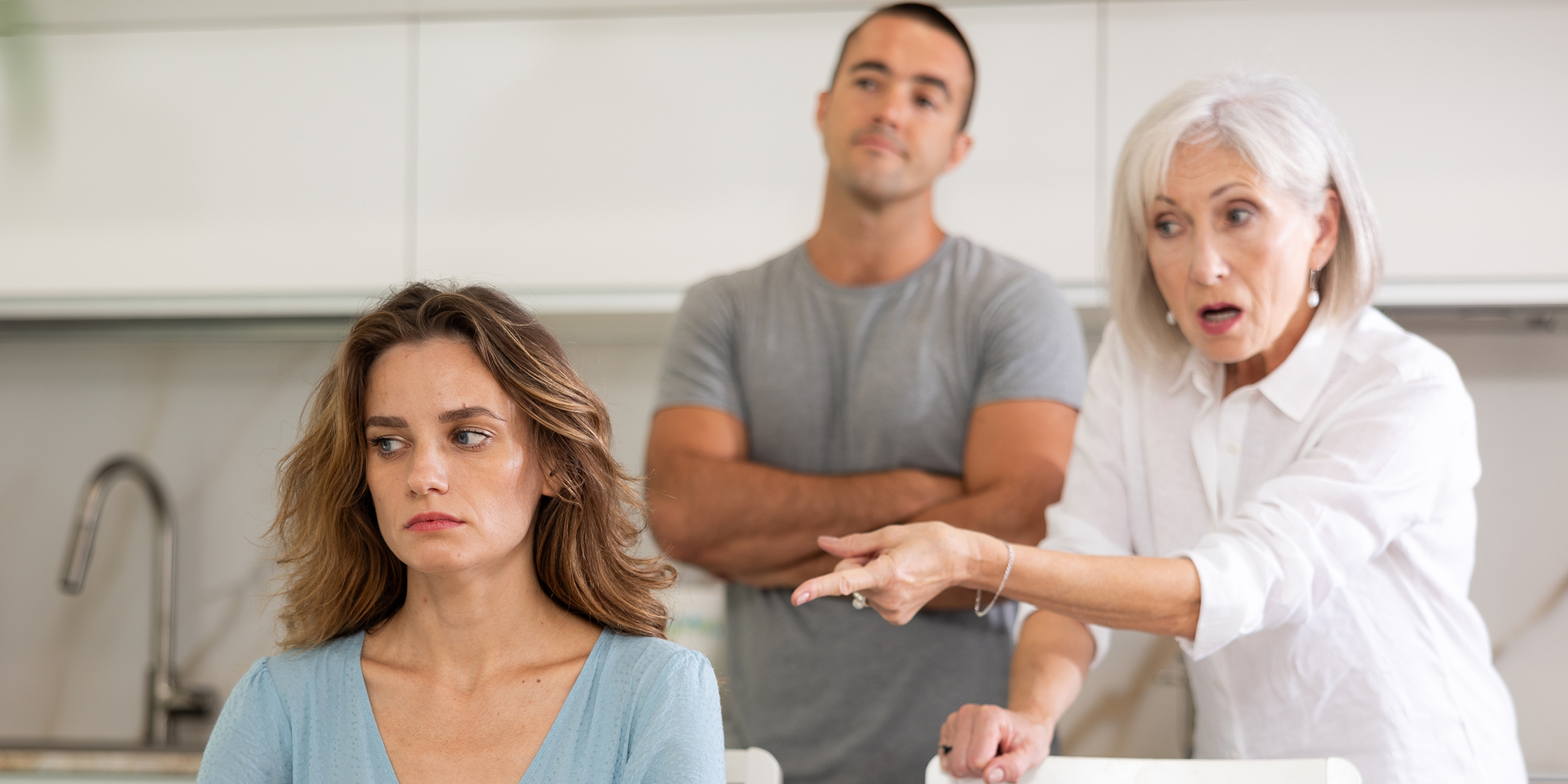 Une femme se faisant réprimander par sa belle-mère | Source : Shutterstock