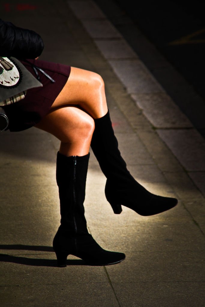 Femme portant des bottes à bouts effilés. | Photo : Getty Images