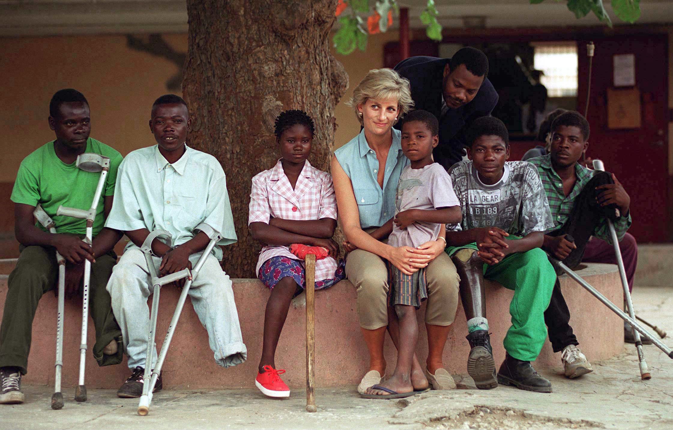 La princesse Diana avec des enfants blessés par des mines à l'atelier orthopédique de Neves Bendinha à Luanda, Angola, le 14 janvier 1997 | Source : Getty Images