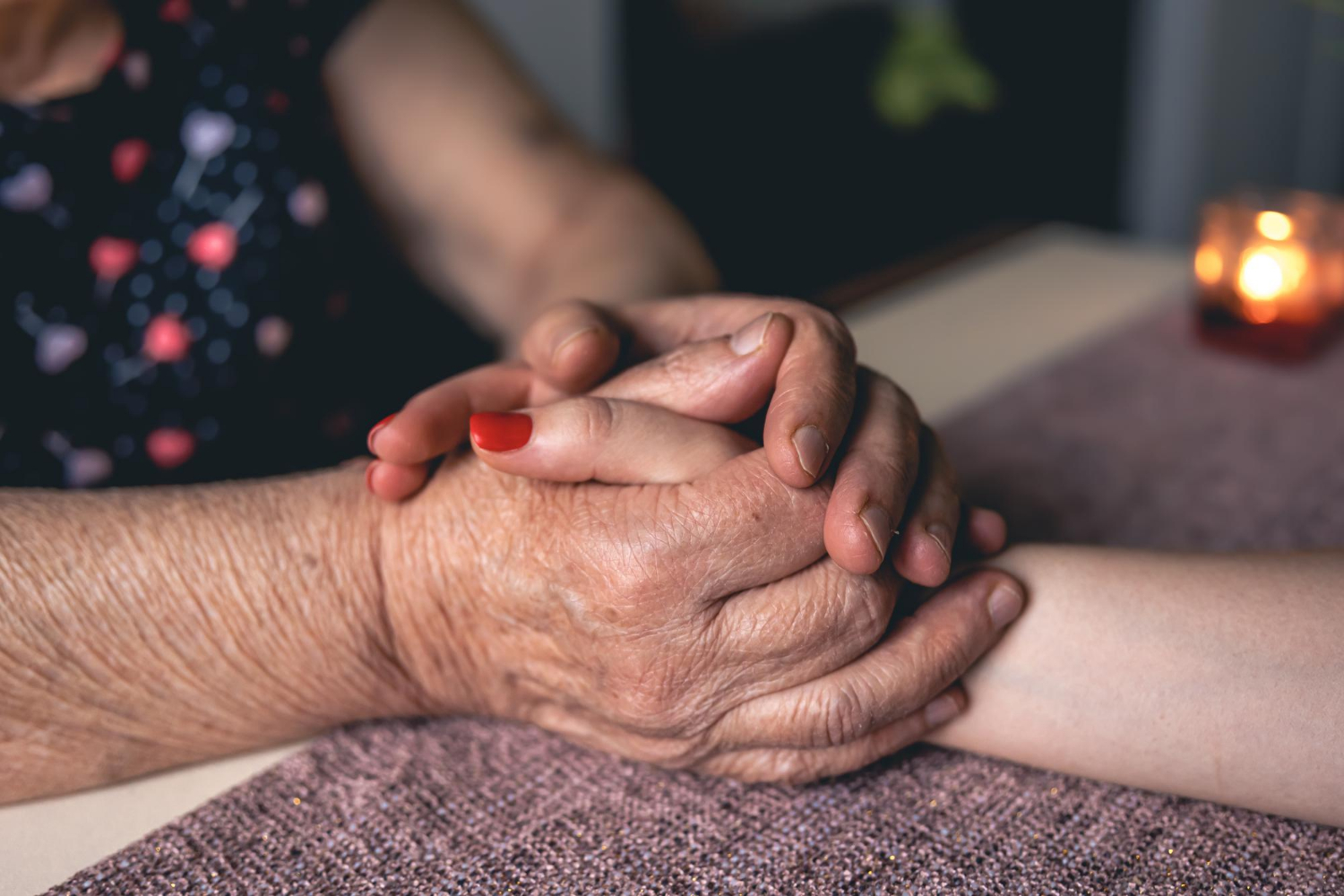 Une femme âgée tenant la main d'une jeune femme | Source : Freepik
