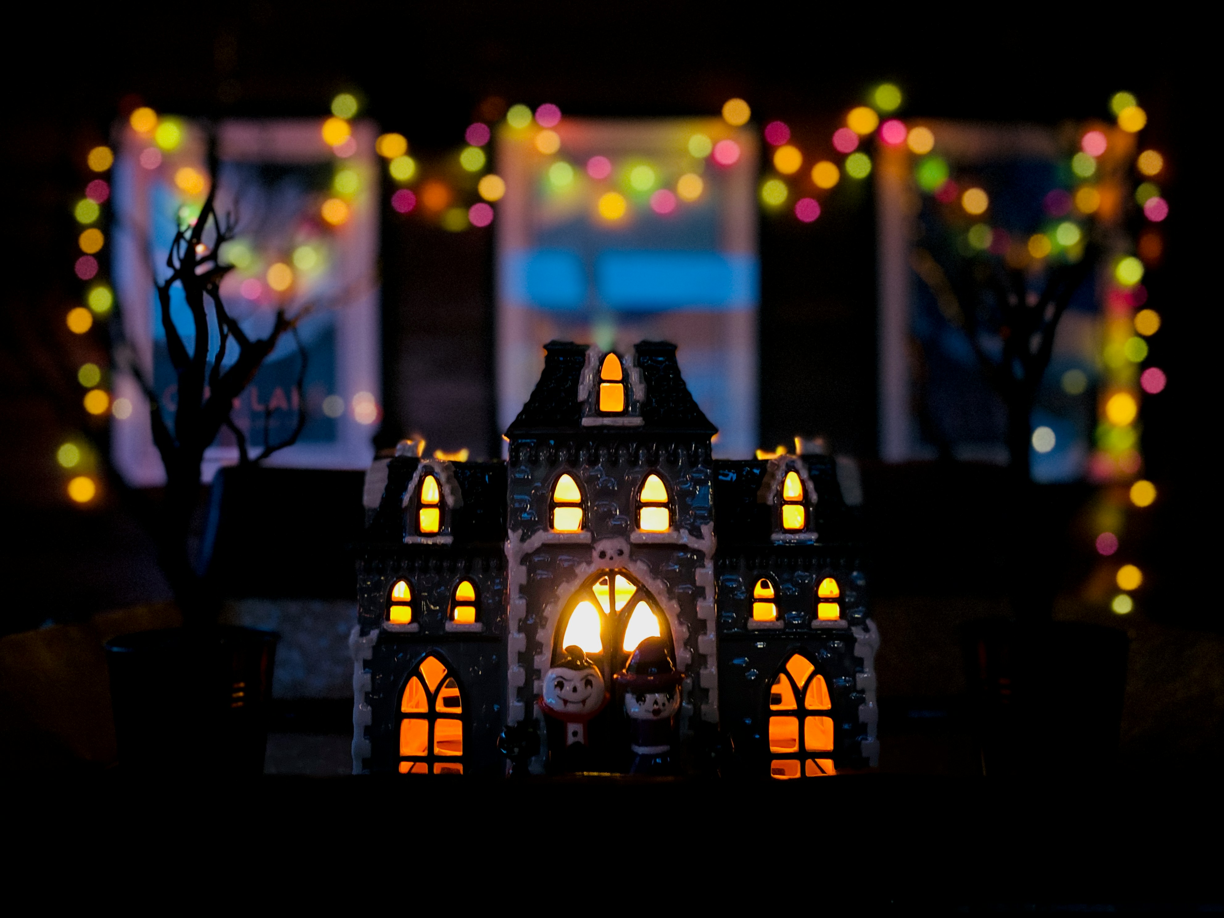 Une maison décorée pour Halloween | Source : Unsplash