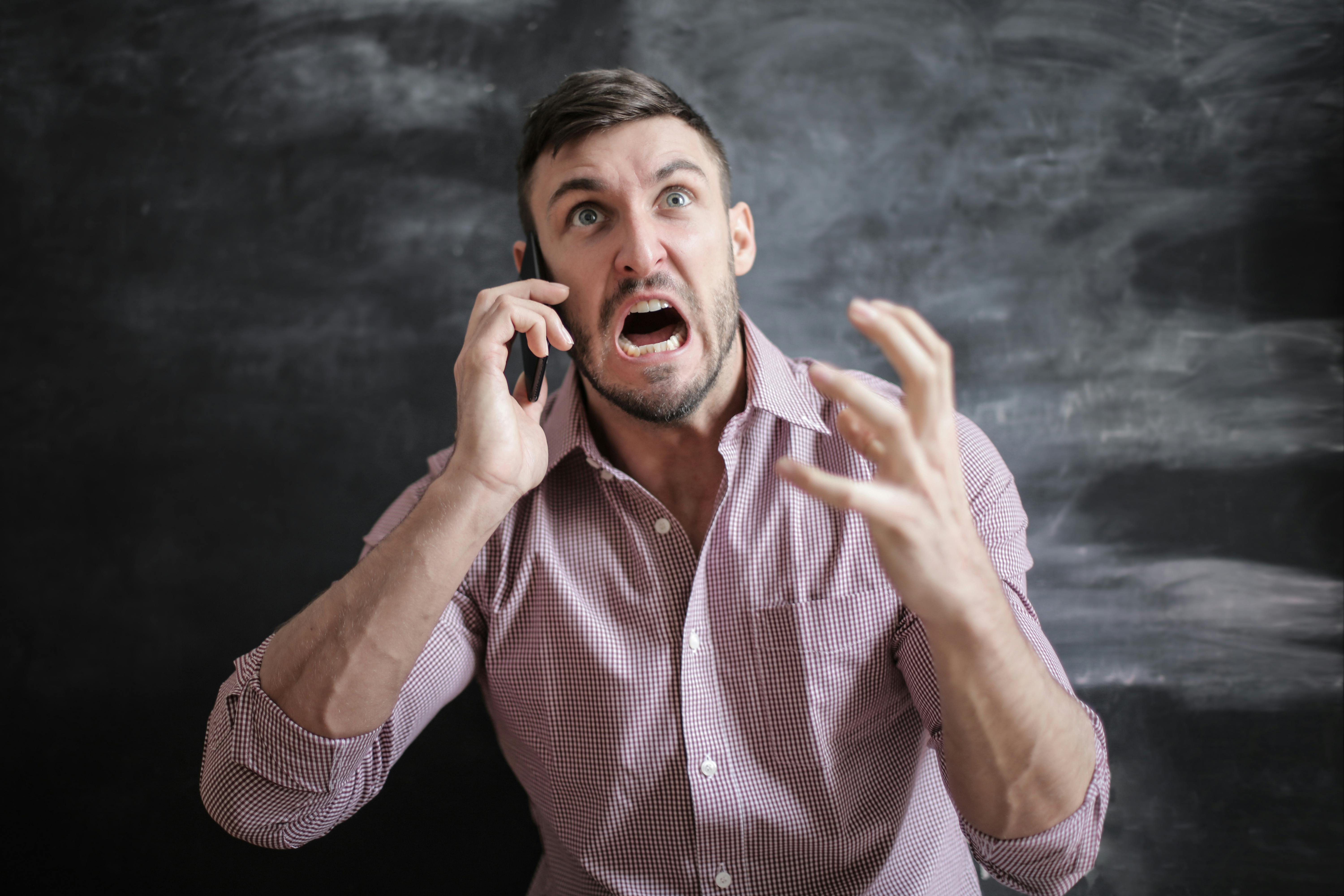 Un homme en colère qui crie alors qu'il est au téléphone | Source : Pexels