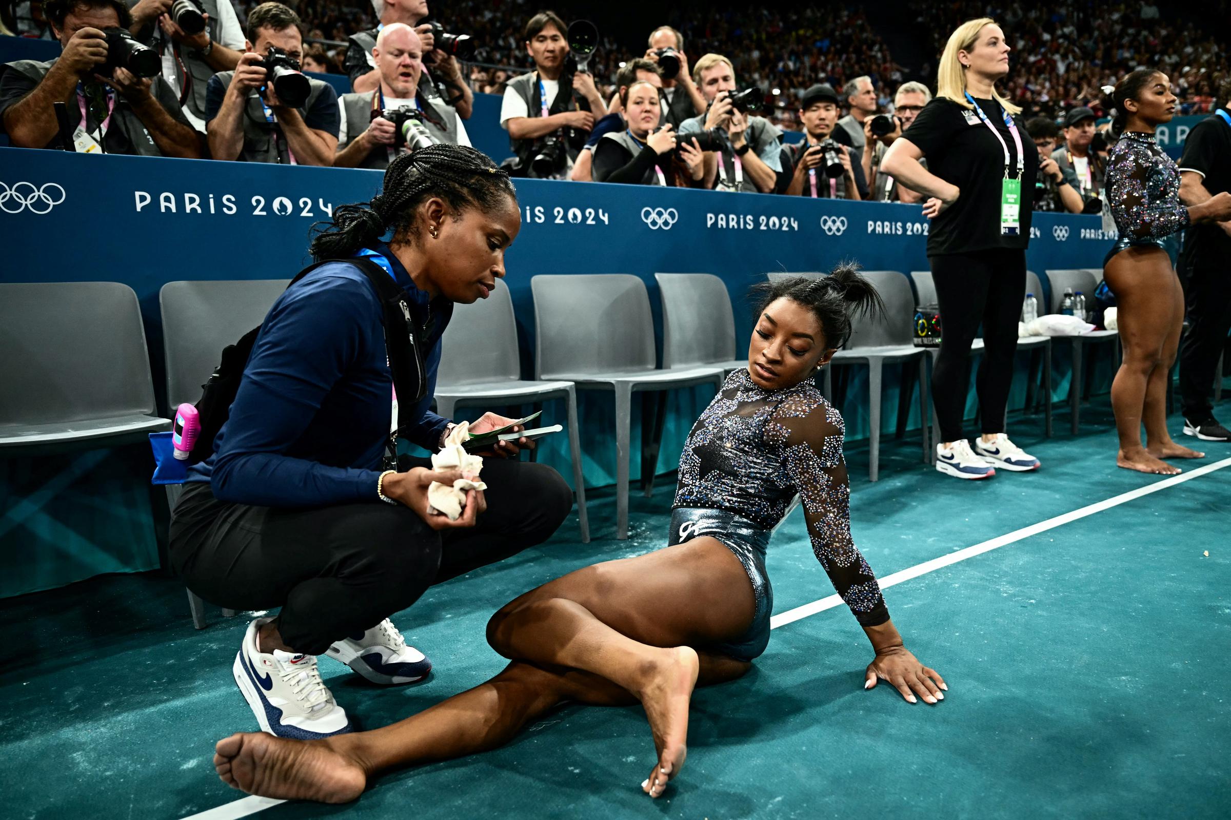 Marcia Faustin et Simone Biles lors des qualifications féminines de gymnastique artistique à Paris, France, le 28 juillet 2024 | Source : Getty Images