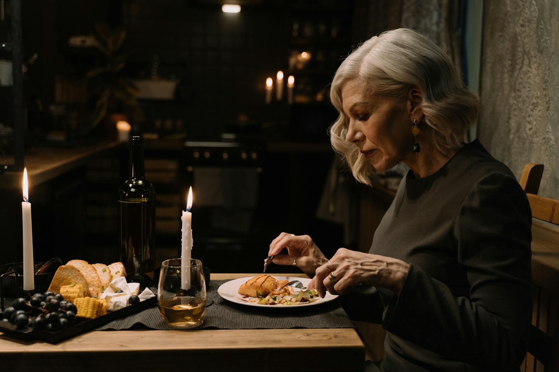 Une femme âgée en train de dîner | Source : Pexels