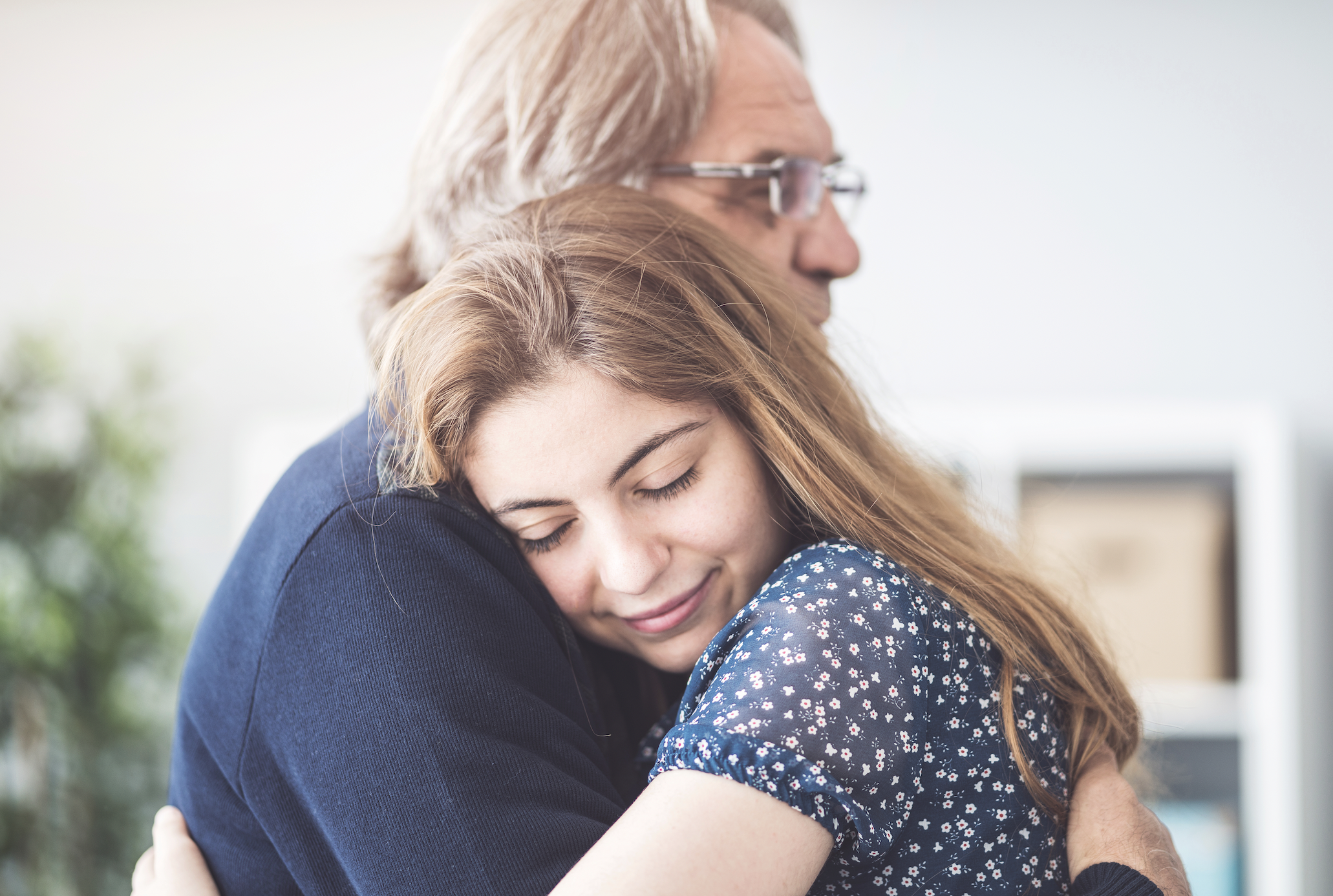 Un papa serre sa fille dans ses bras | Source : Shutterstock