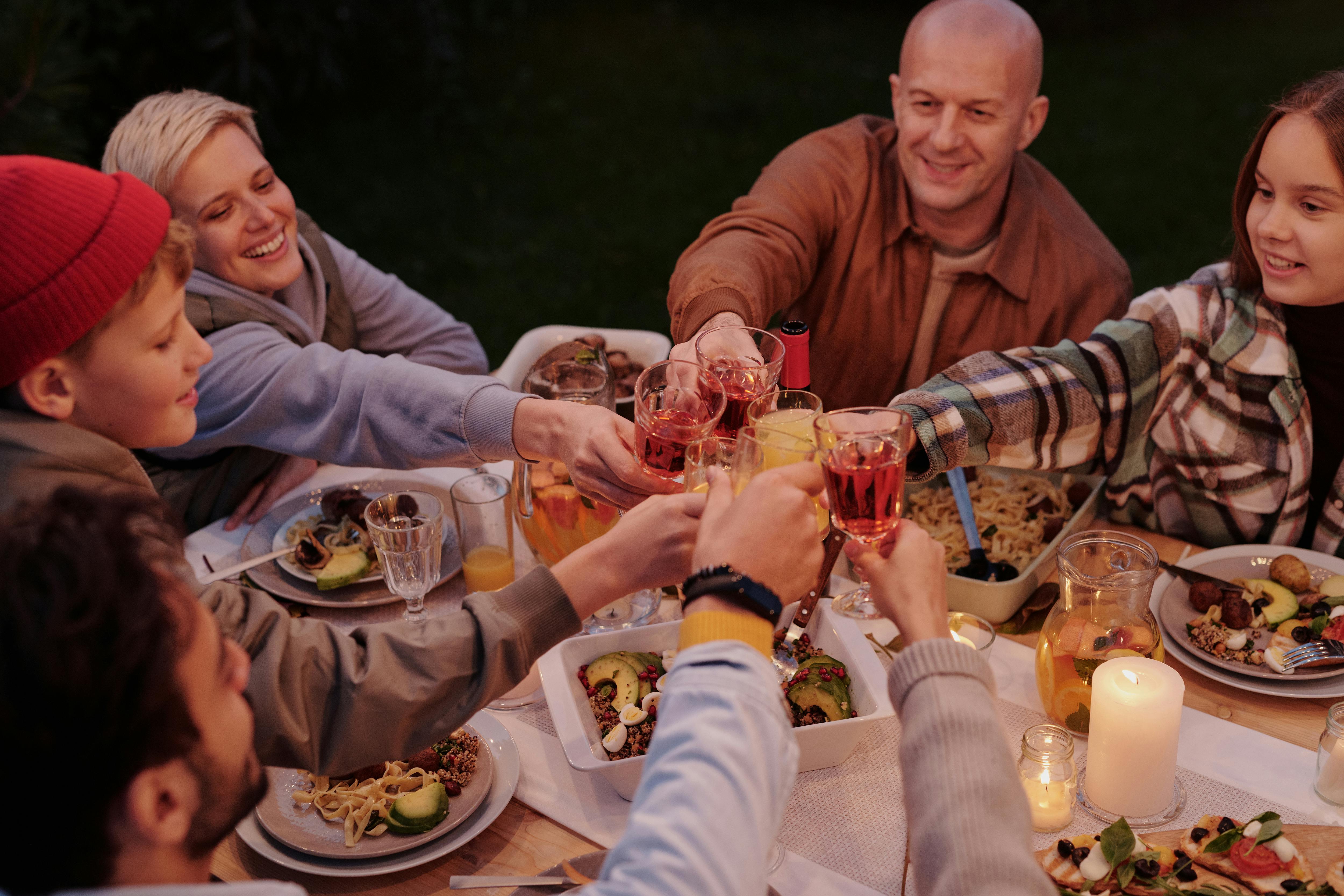 Une famille qui porte un toast | Source : Pexels
