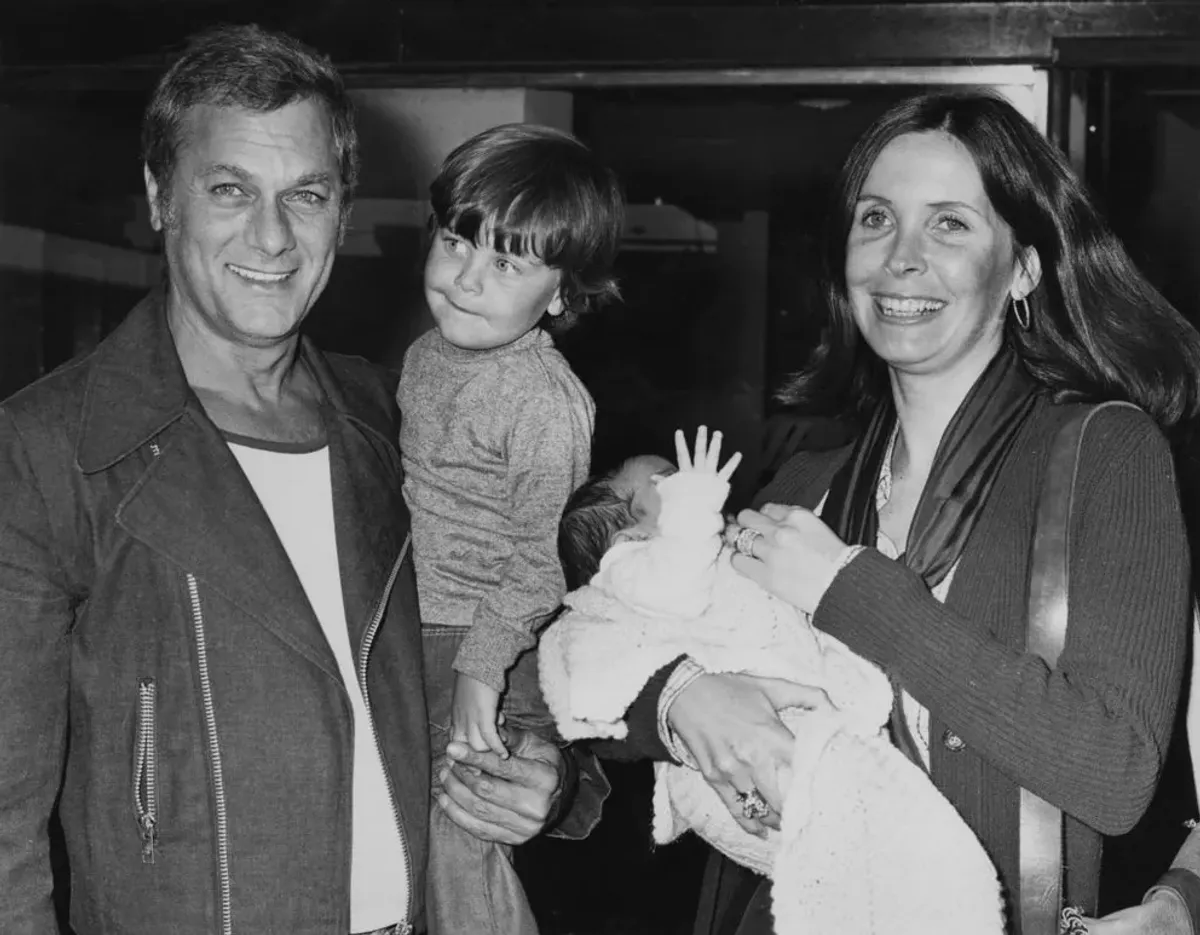 Tony Curtis avec sa femme Leslie et leurs fils Nicholas et Benjamin à Londres en 1973 | Source : Getty Images
