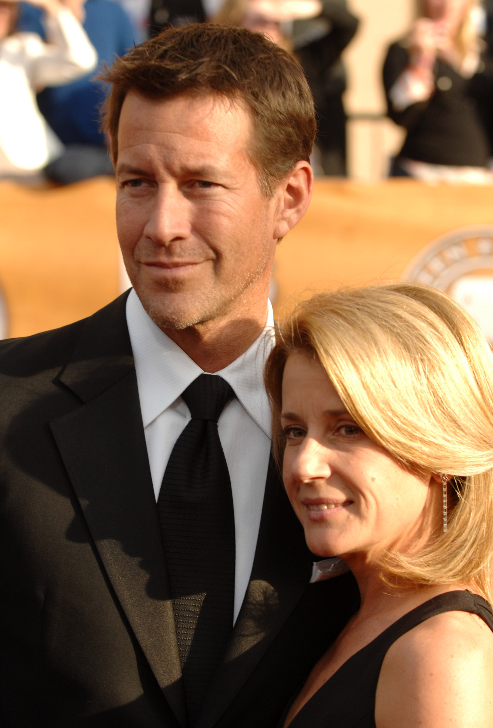 James Denton et sa femme, Erin O'Brien, lors de la 13e cérémonie annuelle des Screen Actors Guild Awards - Arrivées au Shrine Auditorium à Los Angeles, Californie, États-Unis. | Source : Getty Images