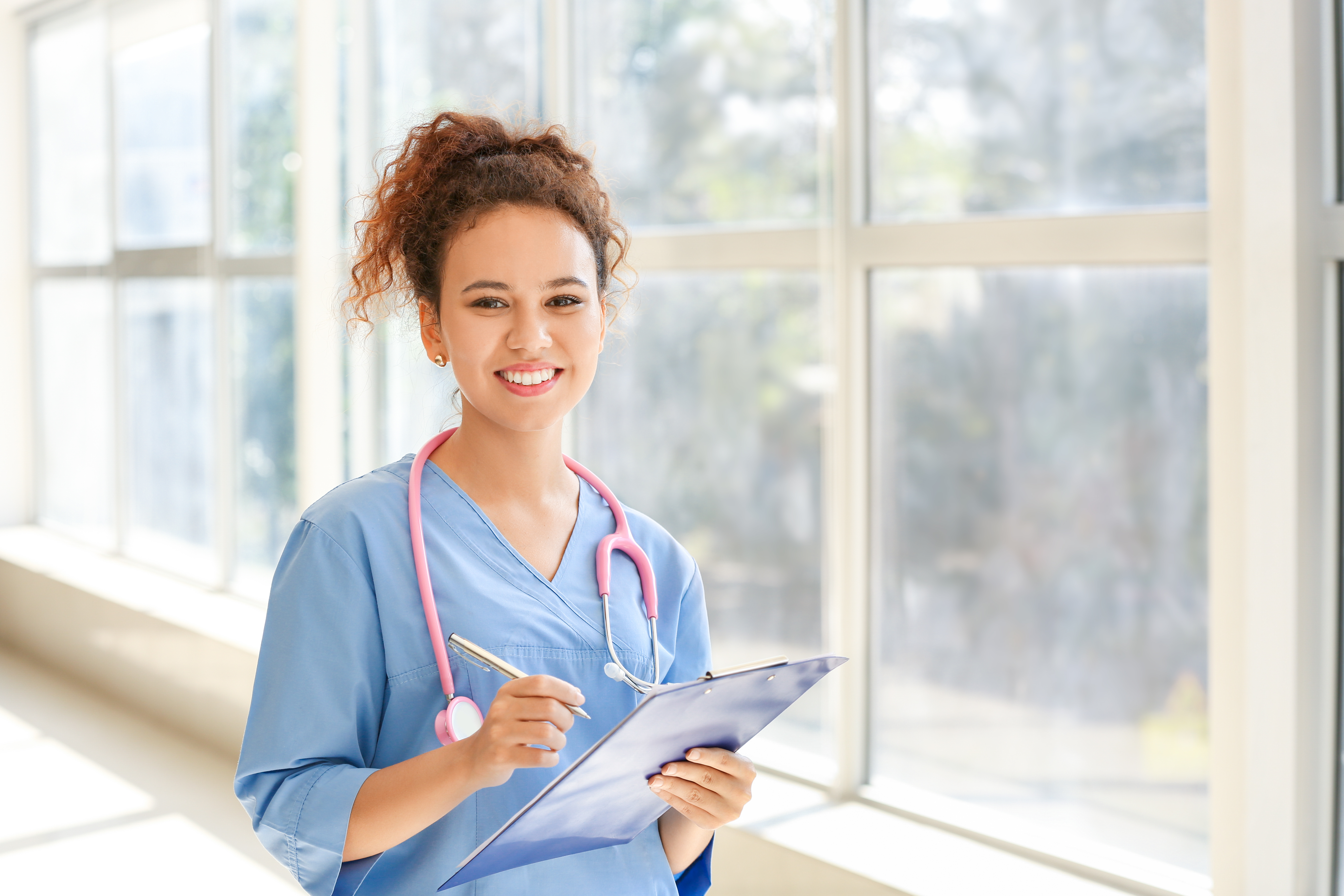 Une jeune infirmière souriante | Source : Shutterstock