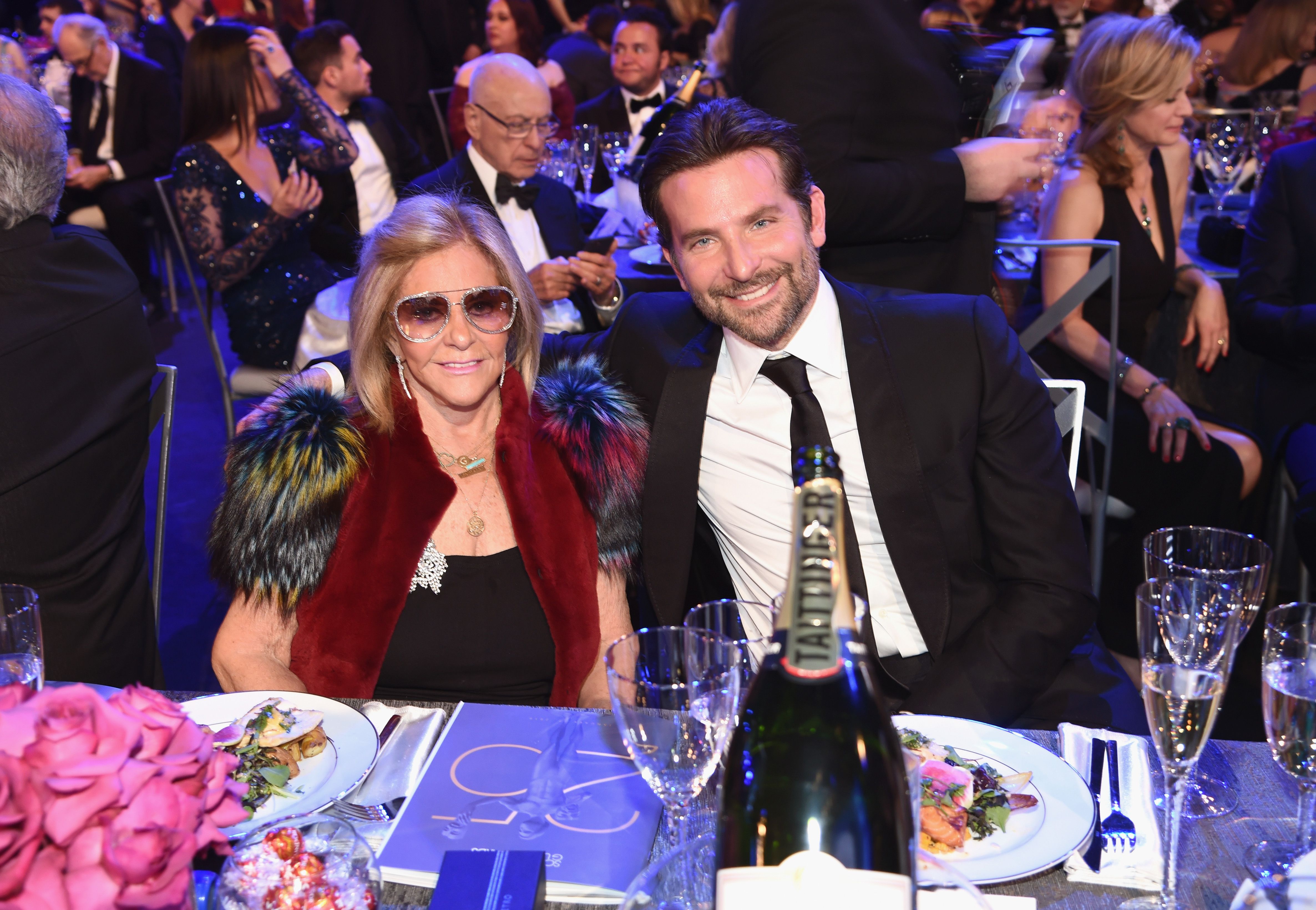 Gloria Campano et Bradley Cooper assistent à la 25e cérémonie annuelle des Screen Actors Guild Awards au Shrine Auditorium, le 27 janvier 2019, à Los Angeles, en Californie. | Source : Getty Images