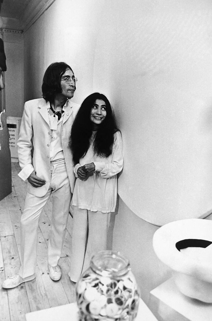 John Lennon et Yoko Ono à l'ouverture de l'une de ses expositions le 1er juillet 1968. l Source : Getty Images