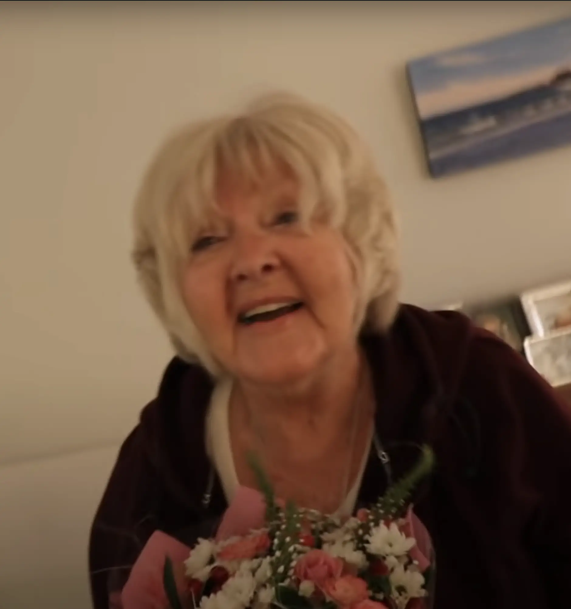 Lorraine Charlotte Nash surprise par David Dobrik à son domicile de Boston dans un clip ajouté à YouTube le 18 mai 2019 | Source : YouTube/David Dobrik