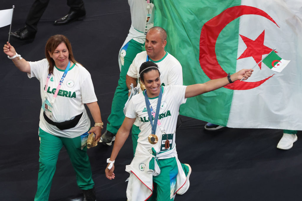 La médaillée d'or algérienne Imane Khelif salue ses supporters lors de la cérémonie de clôture des Jeux olympiques de Paris 2024 au Stade de France, le 11 août 2024 à Paris, en France.