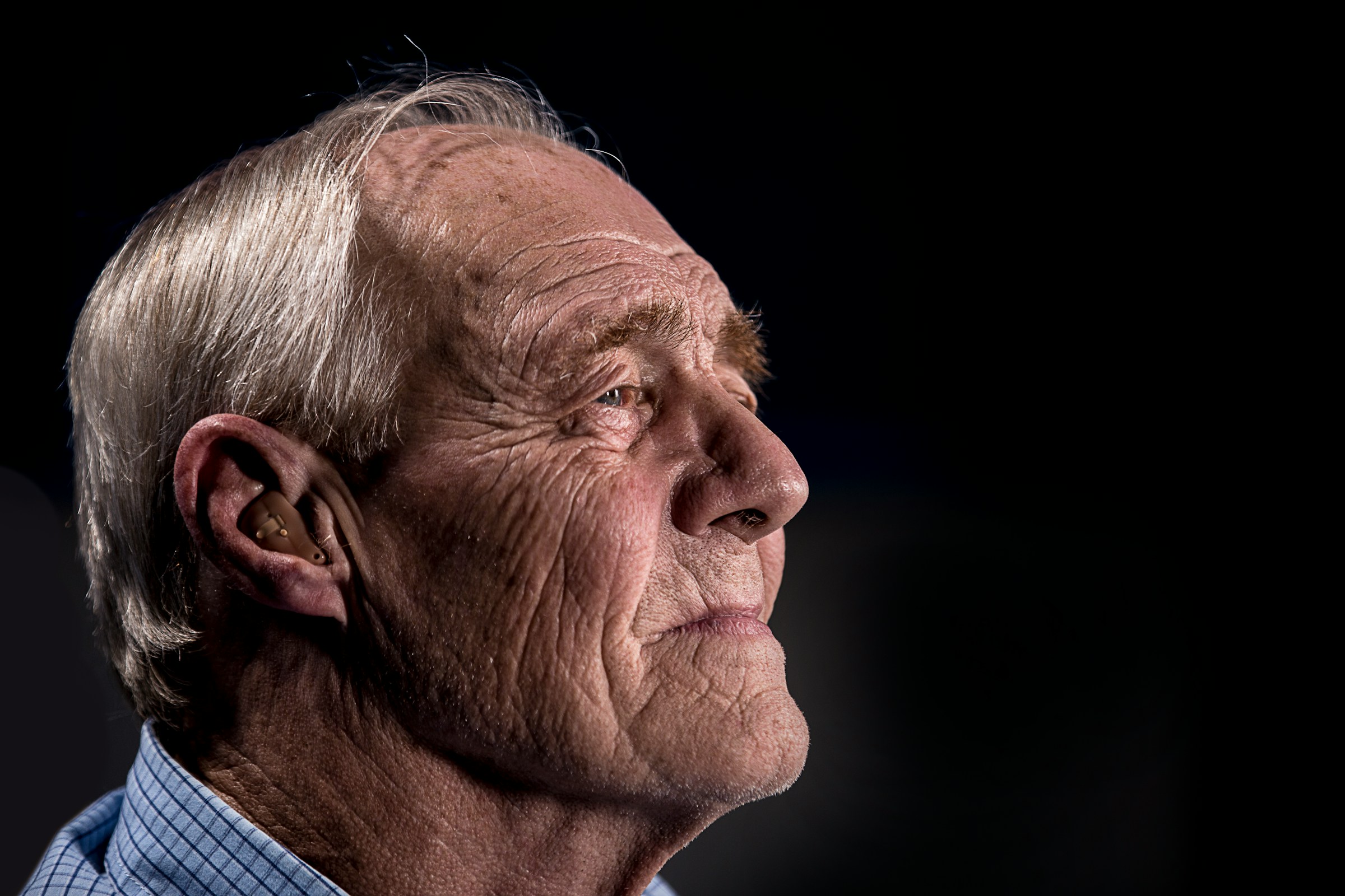 Profil latéral d'un homme âgé | Source : Unsplash