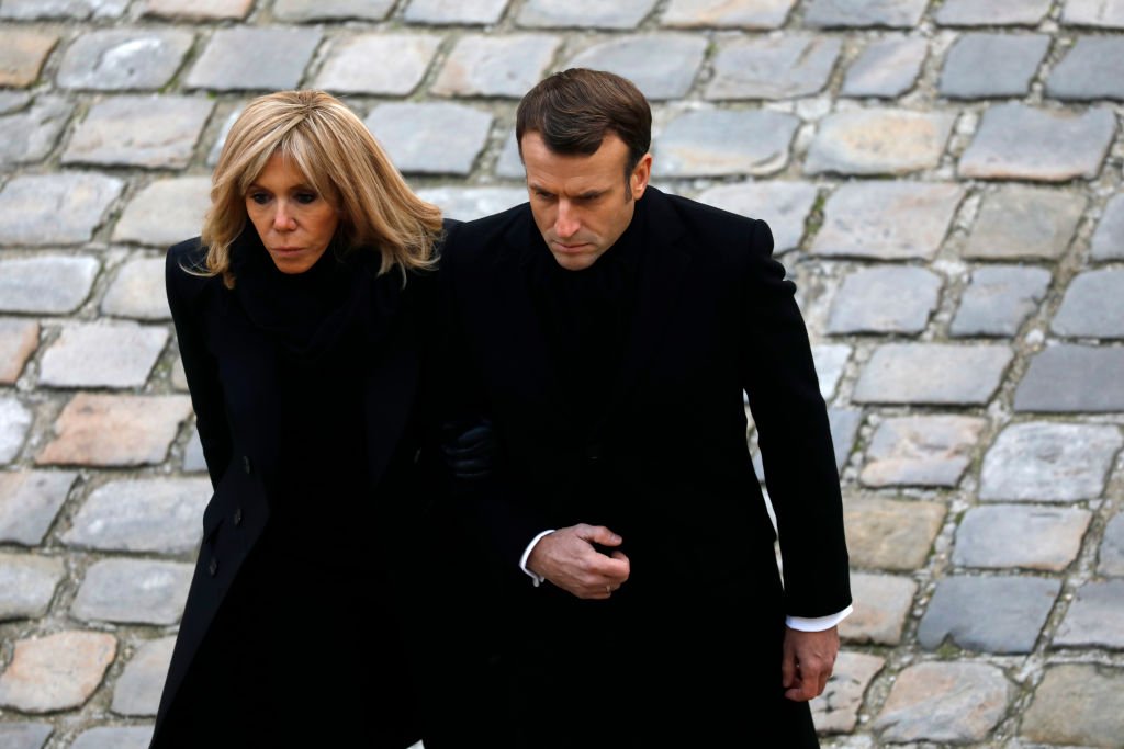 Le président français Emmanuel Macron et son épouse Brigitte Macron partent après une cérémonie d'hommage national aux soldats français tués au Mali à l'hôtel National des Invalides, le 02 décembre 2019 à Paris, France. | Photo : Getty Images