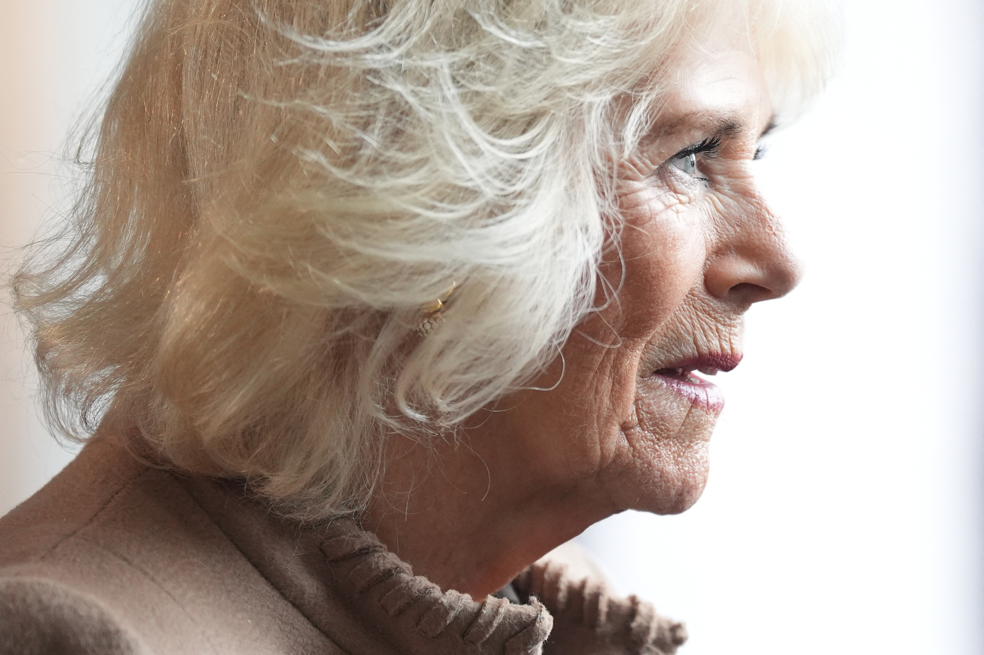 La reine Camilla visite les malteries restaurées de Shrewsbury Flaxmill dans le Shropshire, en Angleterre, le 27 mars 2024 | Source : Getty Images